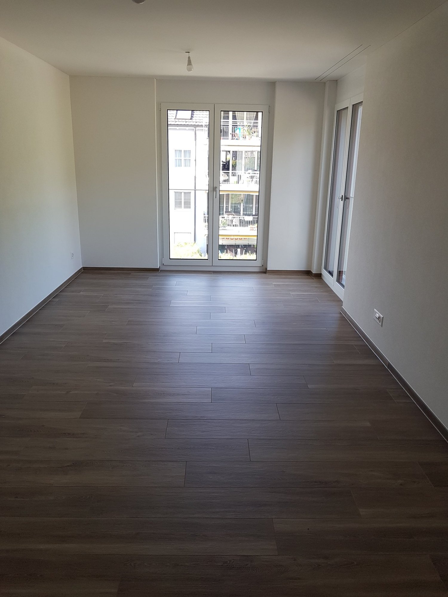 4,5 Zimmerwohnung gleich am Bahnhof Sennhof-Winterthur - Helles Schlafzimmer mit Glasschiebetüren und Zugang zu Außenbereichen