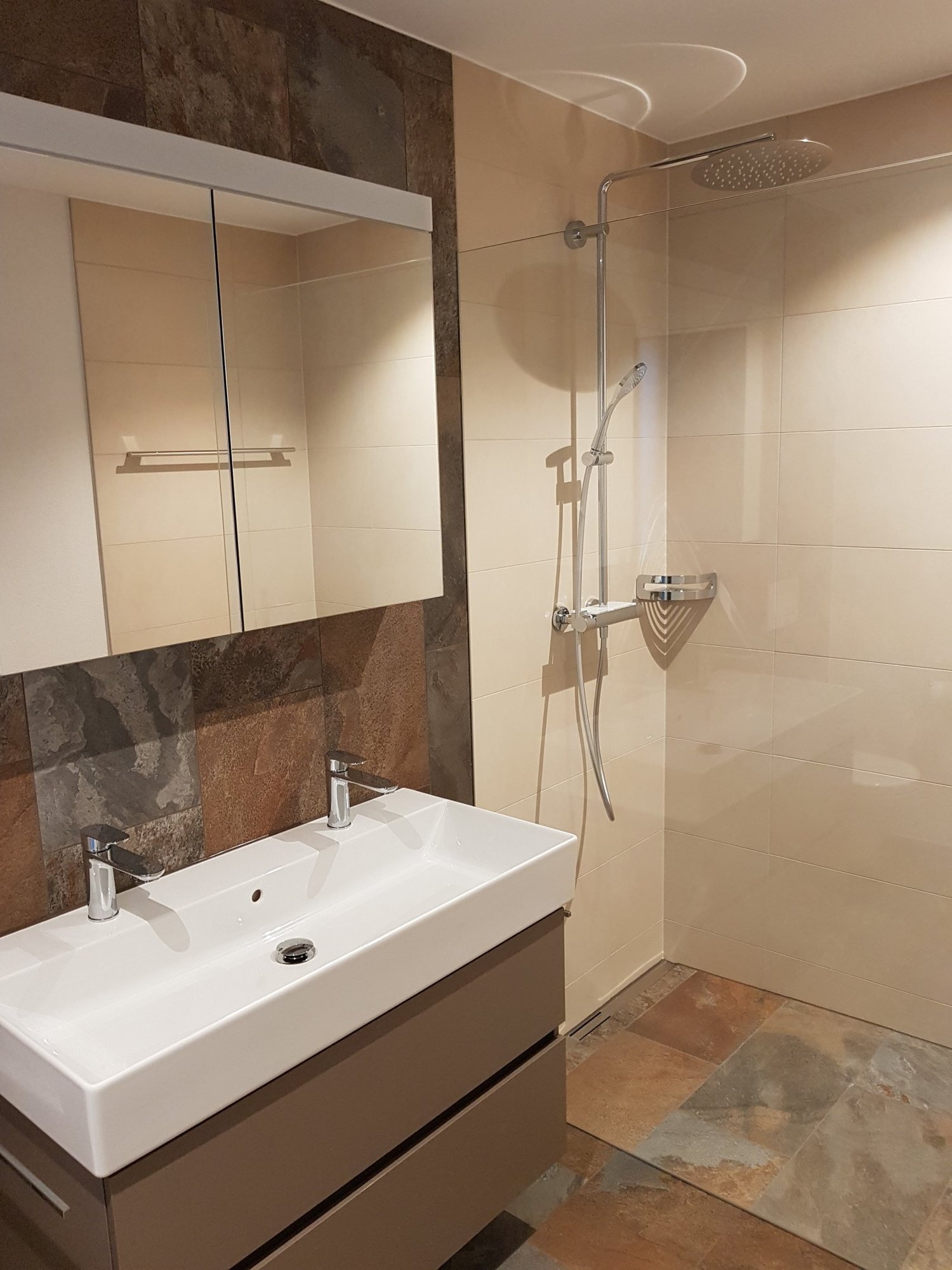 4,5 Zimmerwohnung gleich am Bahnhof Sennhof-Winterthur - Modernes Badezimmer mit bodengleicher Dusche und Doppelwaschtisch