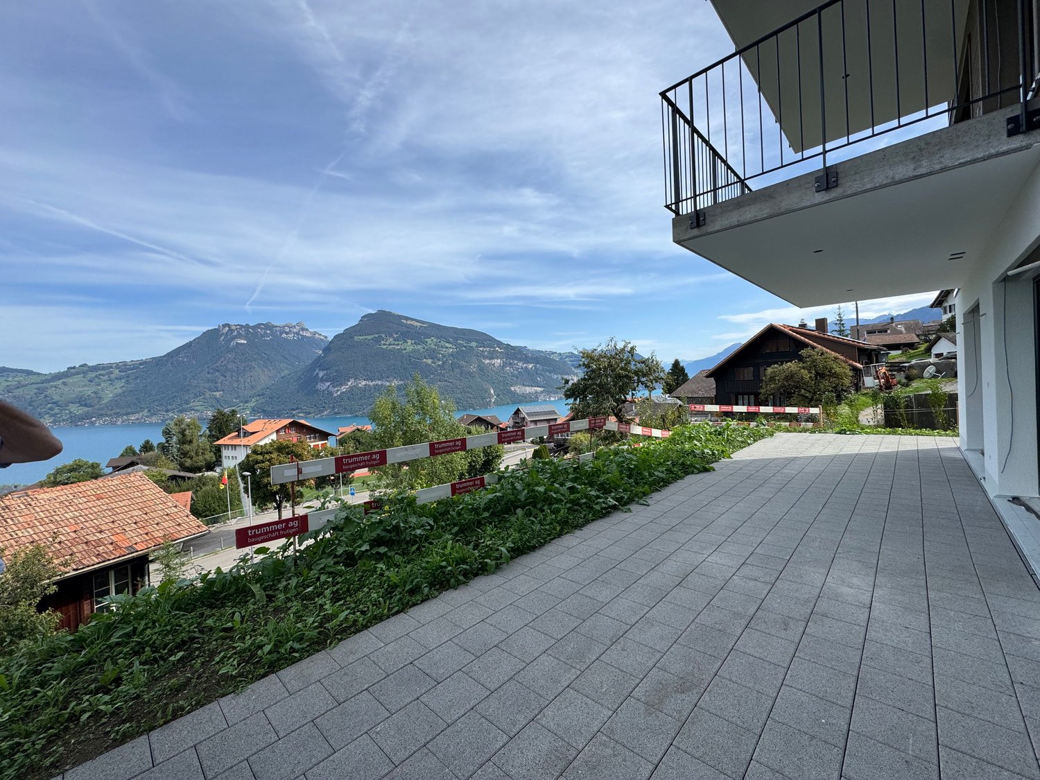 Herrliche Sicht auf den Thunersee, Grosszügige Terrasse (ca. 30 m²), Erstbezug im Neubau mit vier Einheiten - Image 2