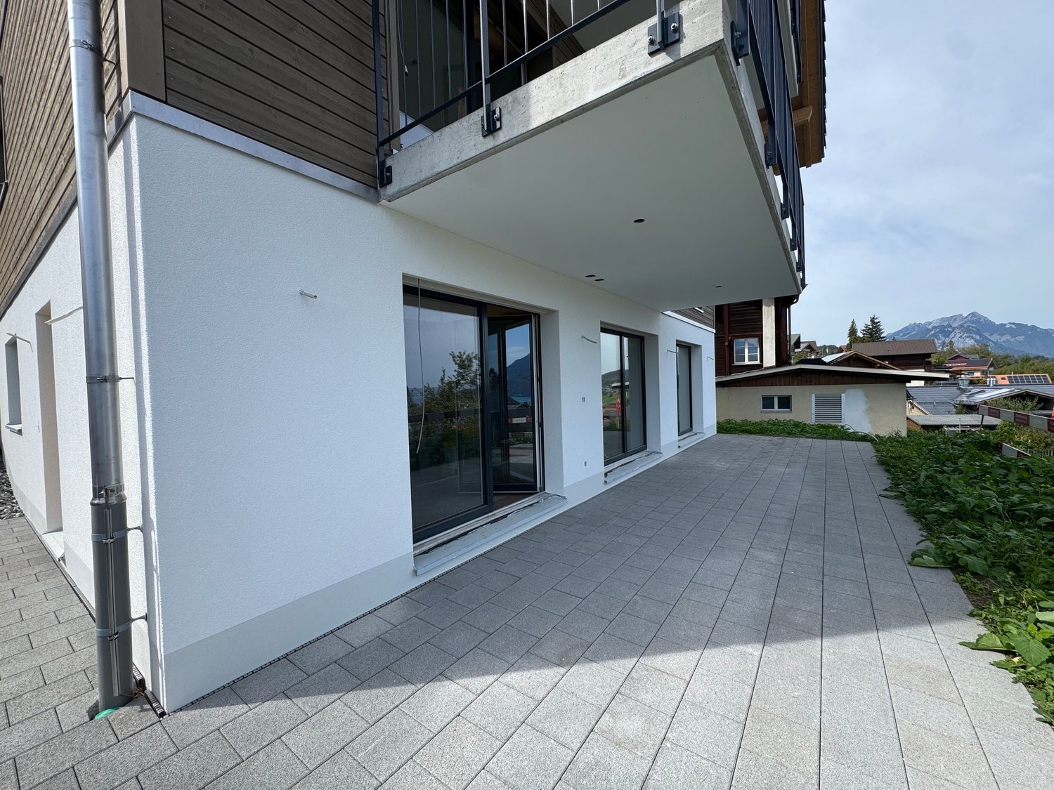 Herrliche Sicht auf den Thunersee, Grosszügige Terrasse (ca. 30 m²), Erstbezug im Neubau mit vier Einheiten - Image 3