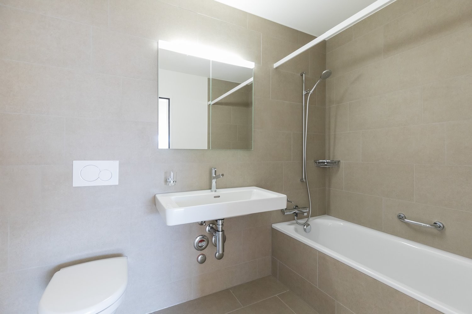 Ruhe, Natur und Lebensqualität am Hallwilersee - Badezimmer mit Badewanne