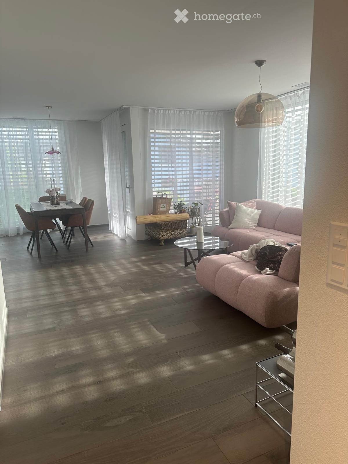 Moderne 2,5-Zimmer-Neubauwohnung mit Parkplatz und Lift - ruhig, hell und naturnah gelegen - Bild 1