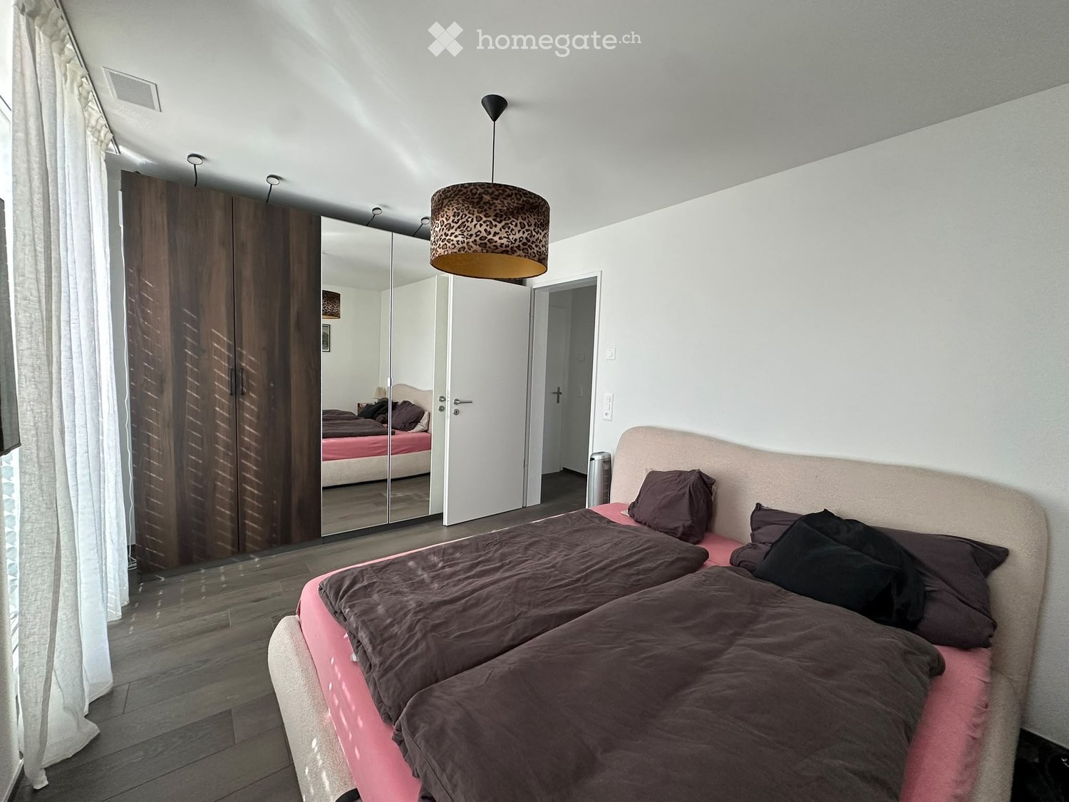 Moderne 2,5-Zimmer-Neubauwohnung mit Parkplatz und Lift - ruhig, hell und naturnah gelegen - Bild 4