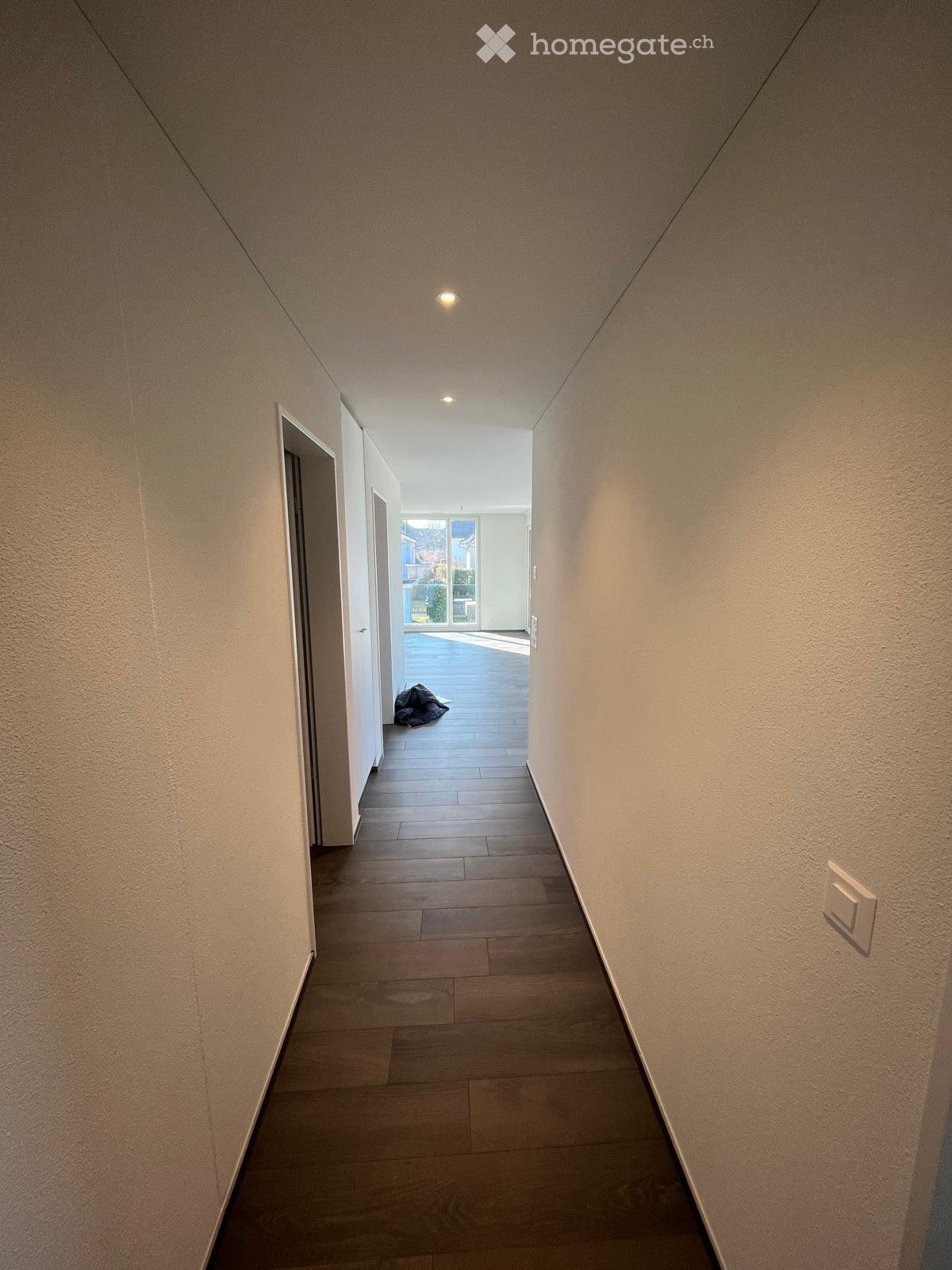 Moderne 2,5-Zimmer-Neubauwohnung mit Parkplatz und Lift - ruhig, hell und naturnah gelegen - Bild 7
