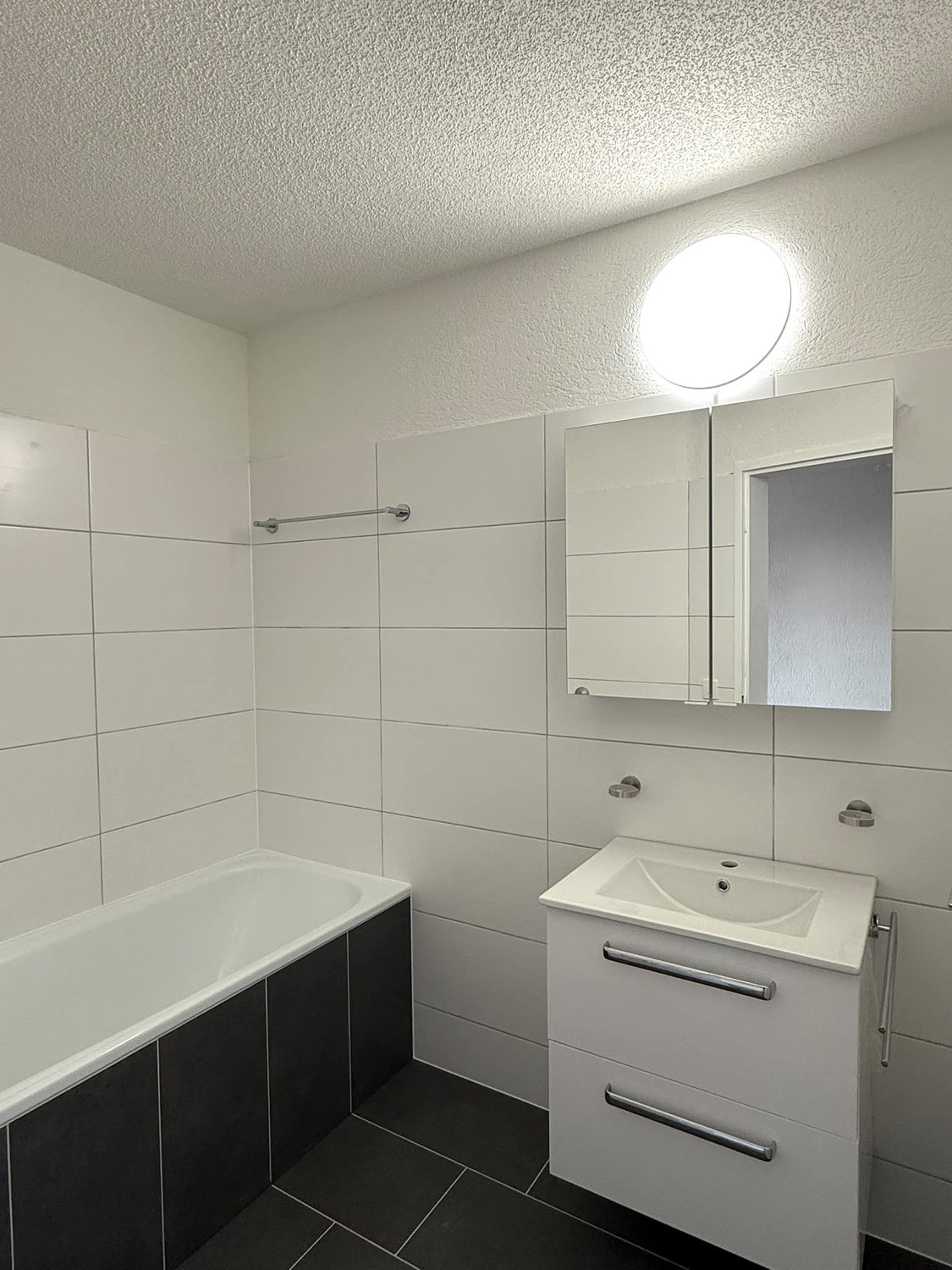 Erstbezug nach Totalsanierung – attraktive 2.5-Zimmer-Wohnung mit Balkon - Bild 4