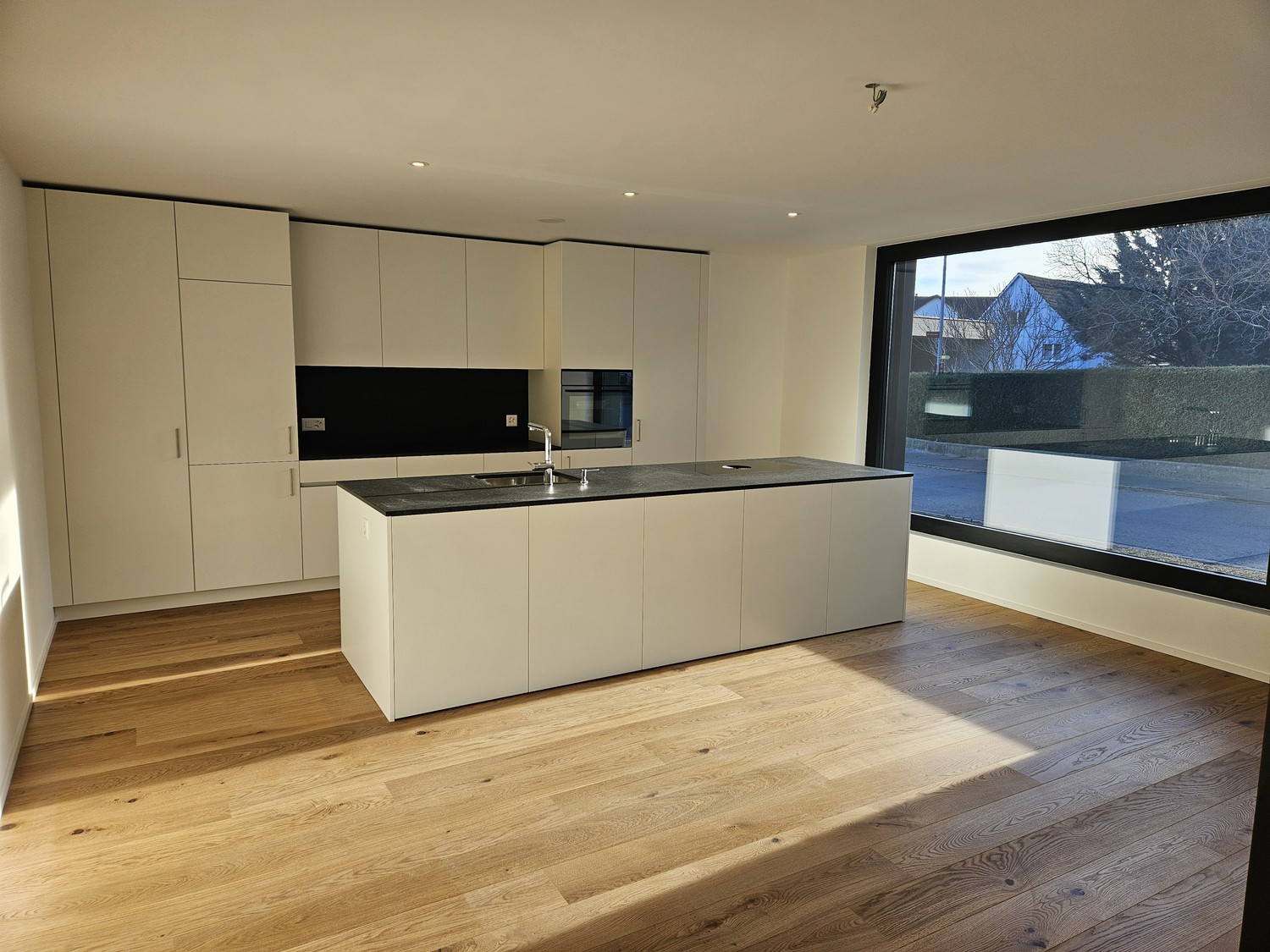 Moderne 4.5-Zimmer-Neubauwohnung mit grosser Loggia und Garten - Bild 1