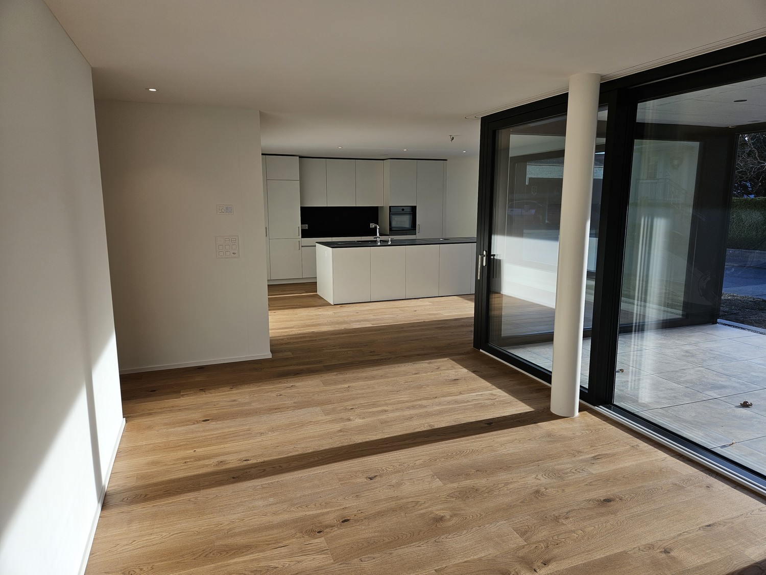 Moderne 4.5-Zimmer-Neubauwohnung mit grosser Loggia und Garten - Bild 3