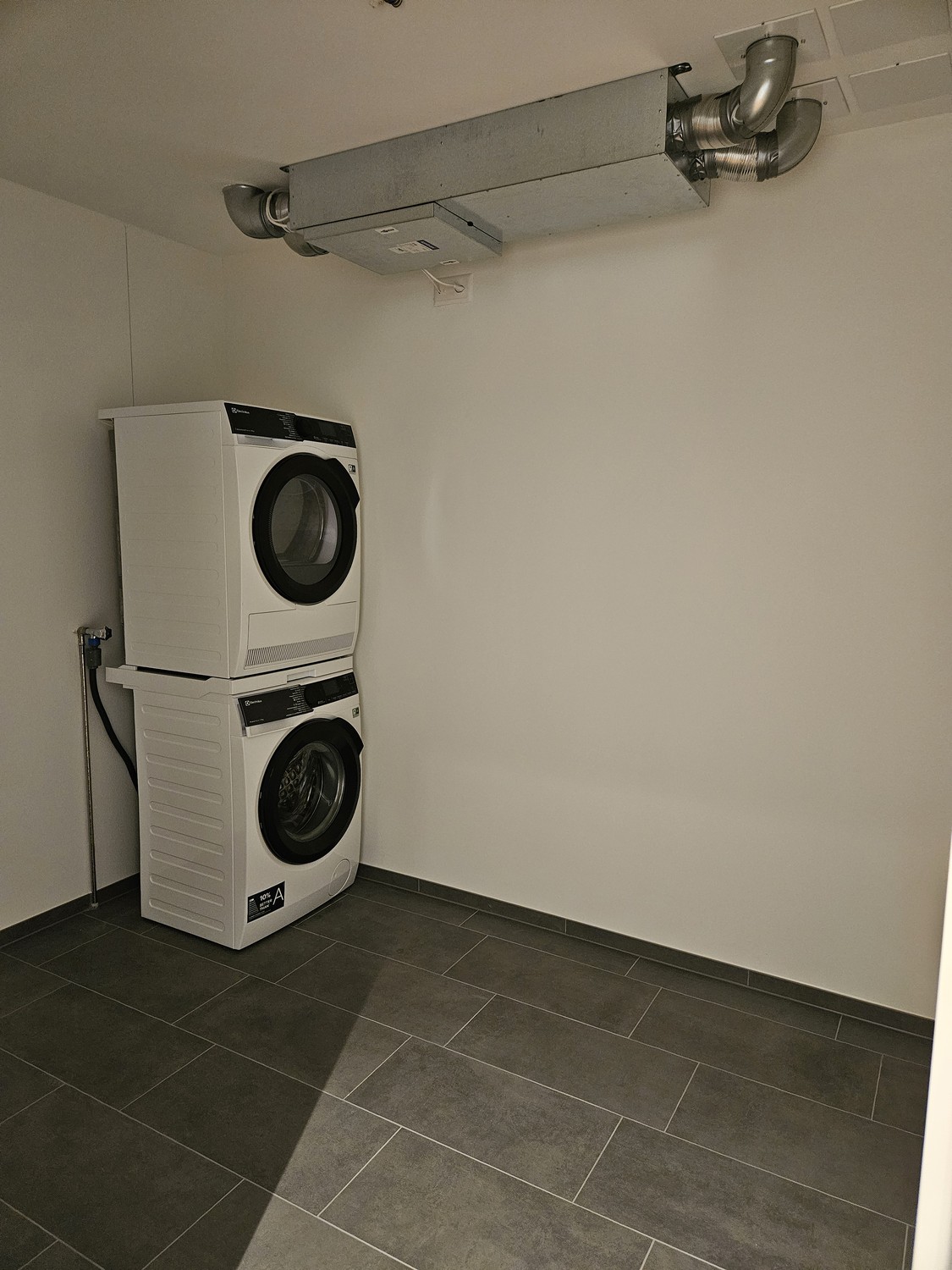 Moderne 4.5-Zimmer-Neubauwohnung mit grosser Loggia und Garten - Bild 9