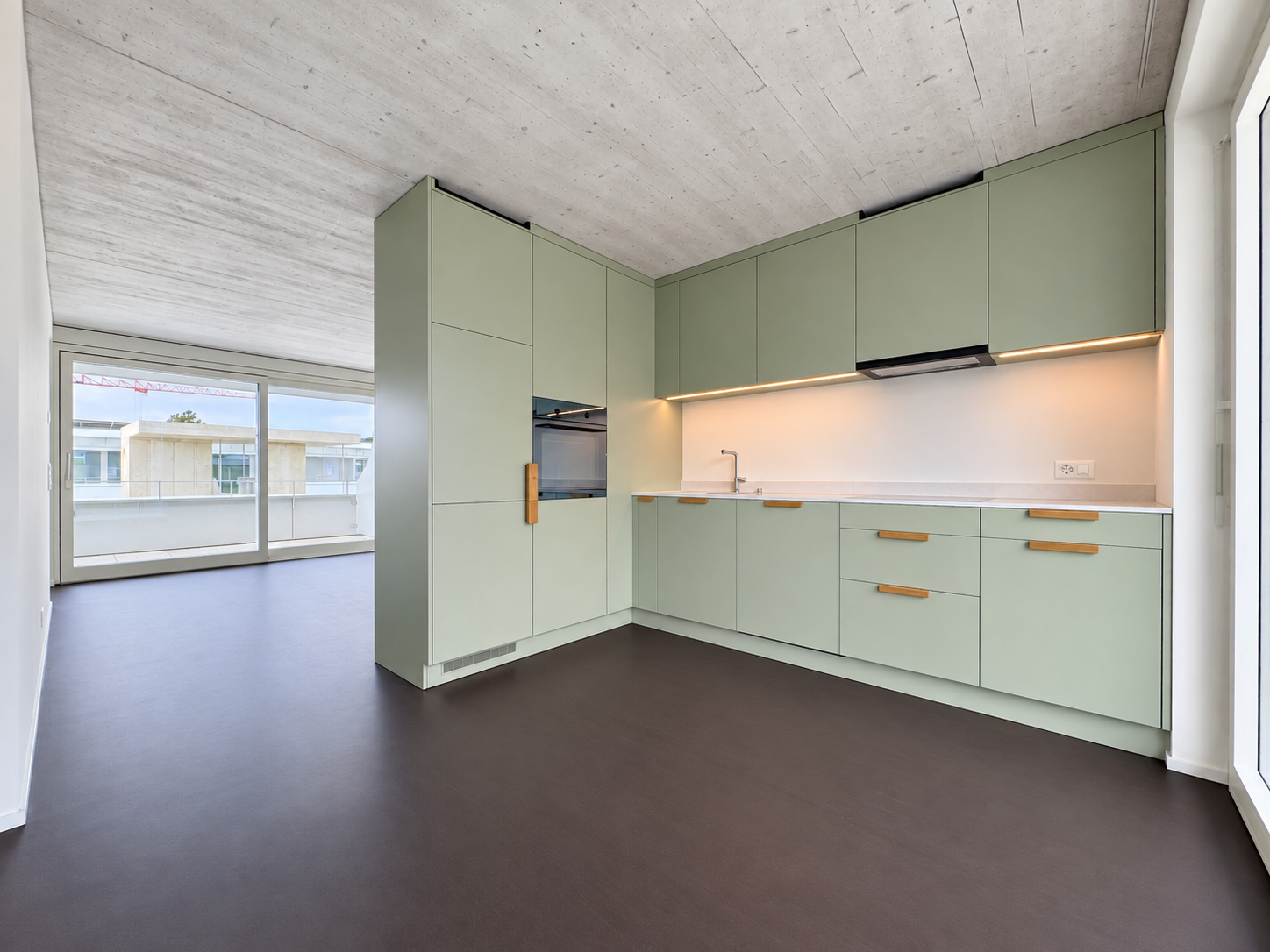 Mietvertrag Plus - Küche / Wohnzimmer (Foto aus baugleicher Wohnung; kleinere Abweichungen sind möglich)