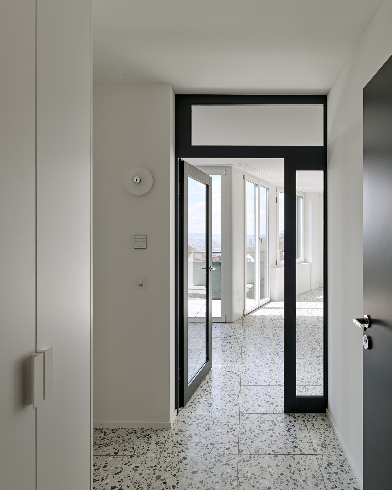 1.5-Zimmer Studio mit atemberaubender See- und Stadtsicht - Bild 2