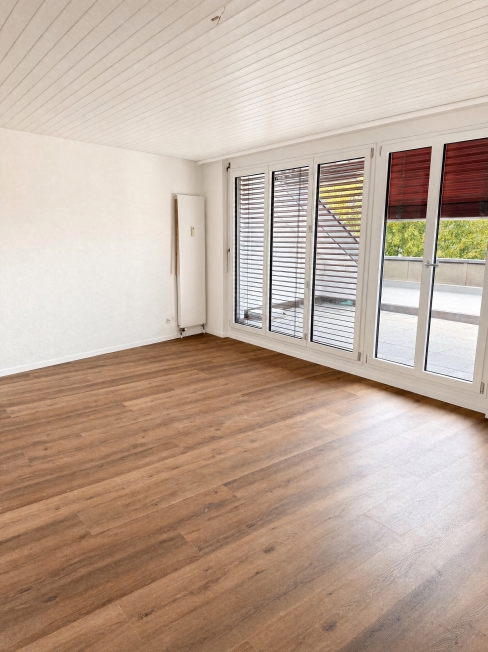 Sanierte 2.5-Zimmer-Dachwohnung mit Terrasse - Erstbezug - Bild 2