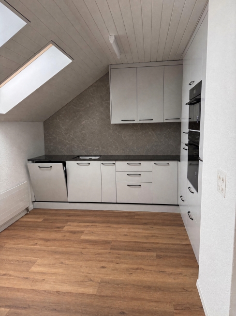 Sanierte 2.5-Zimmer-Dachwohnung mit Terrasse - Erstbezug - Bild 3