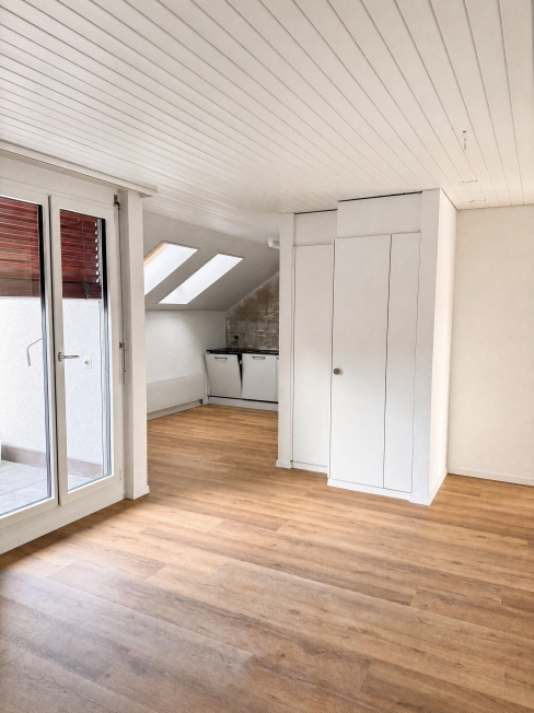 Sanierte 2.5-Zimmer-Dachwohnung mit Terrasse - Erstbezug - Bild 4