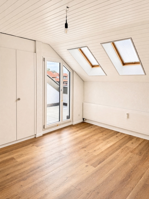 Sanierte 2.5-Zimmer-Dachwohnung mit Terrasse - Erstbezug - Bild 6