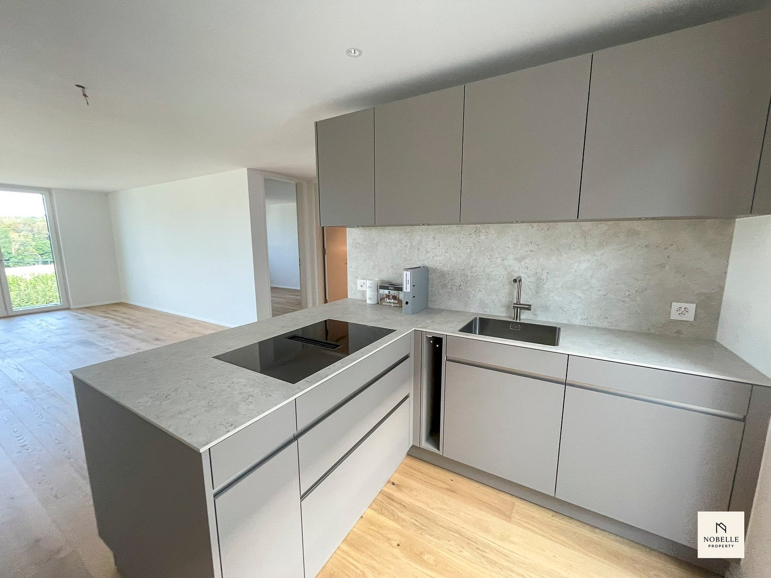 TOP: Wohnen mit Weitblick | Moderne 2.5 Zimmer Neubauwohnung mit Sitzplatz - Bild 6
