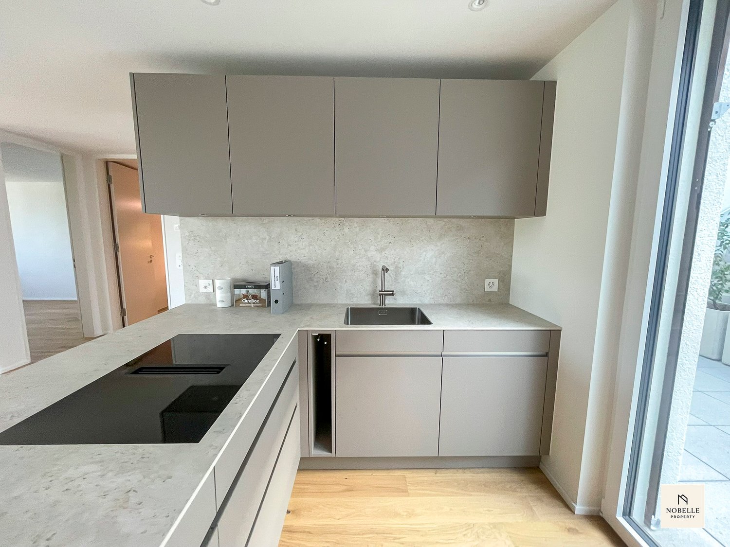 TOP: Wohnen mit Weitblick | Moderne 2.5 Zimmer Neubauwohnung mit Sitzplatz - Bild 8