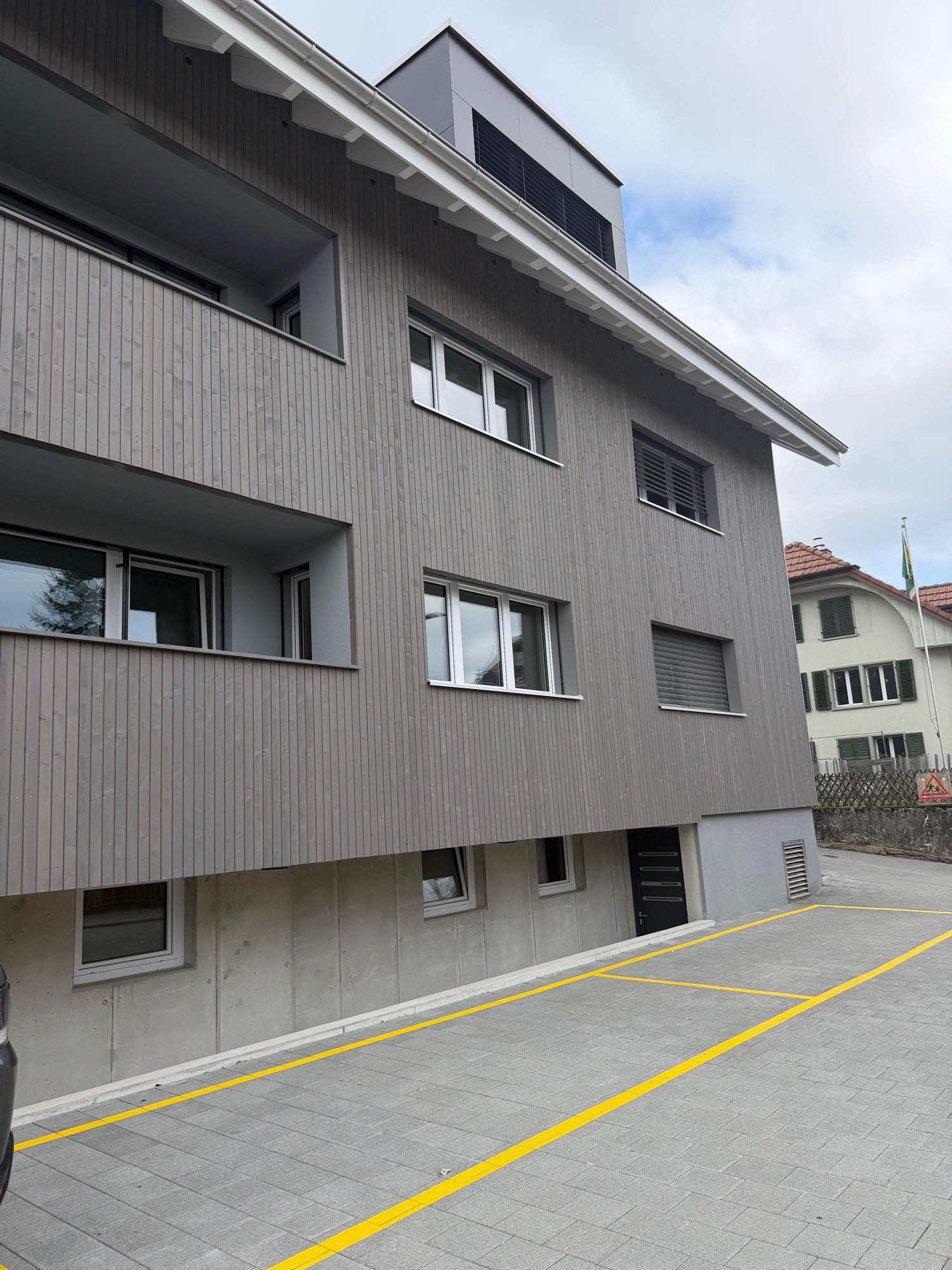 Moderne 3.5-Zimmer-Wohnung mit grosser Terrasse und Balkon - Bild 2