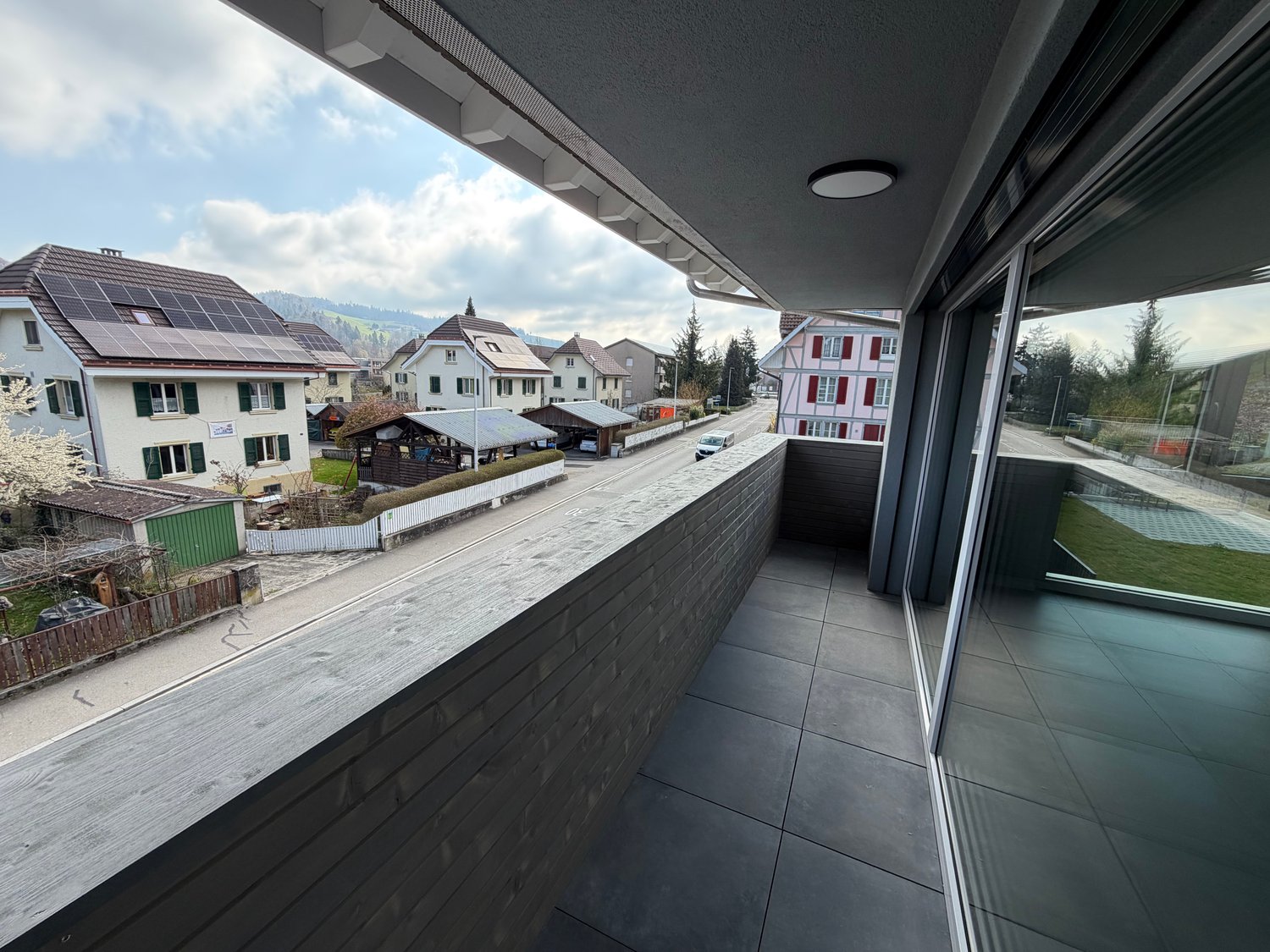Moderne 3.5-Zimmer-Wohnung mit grosser Terrasse und Balkon - Bild 4