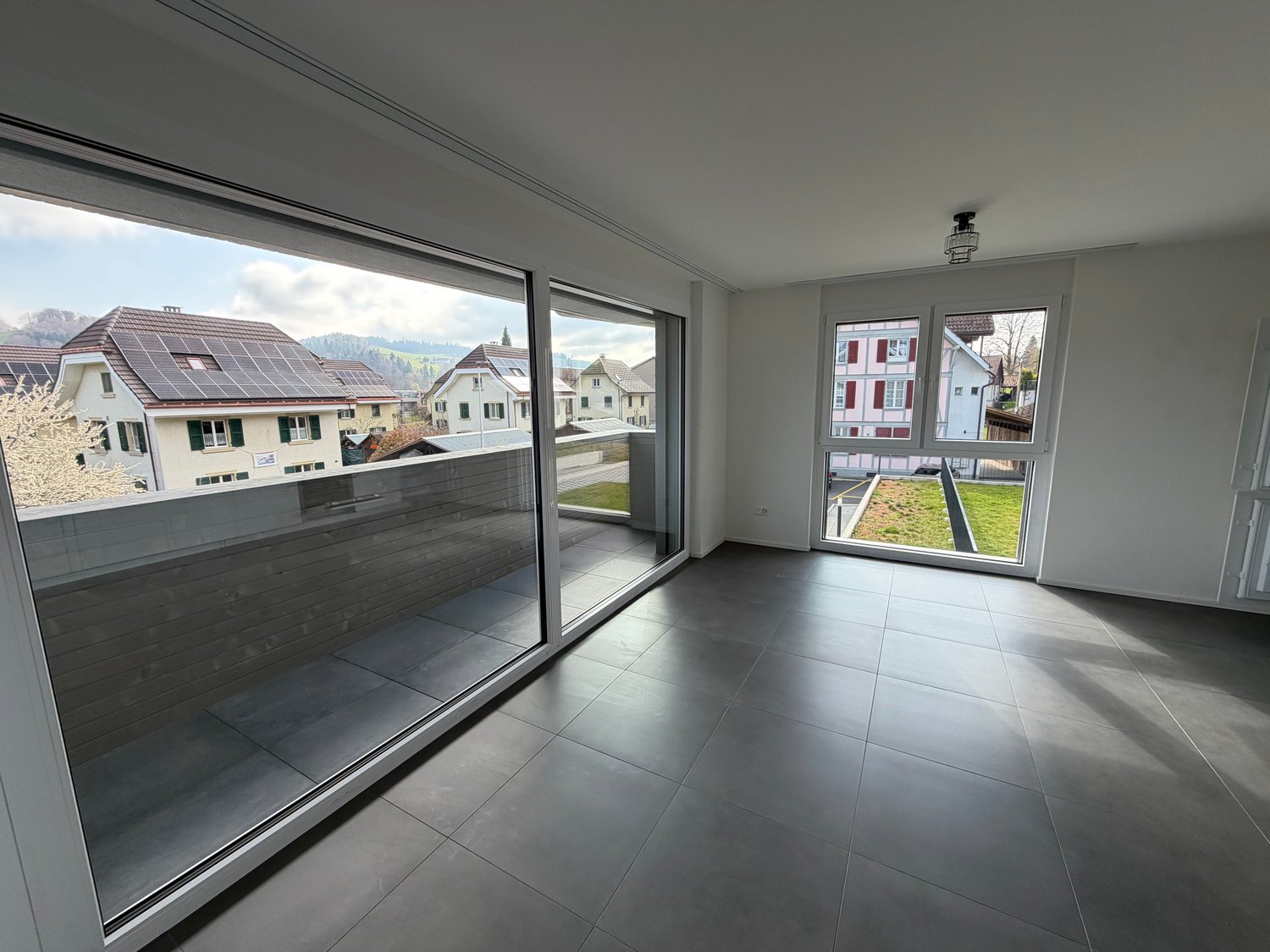 Moderne 3.5-Zimmer-Wohnung mit grosser Terrasse und Balkon - Bild 7