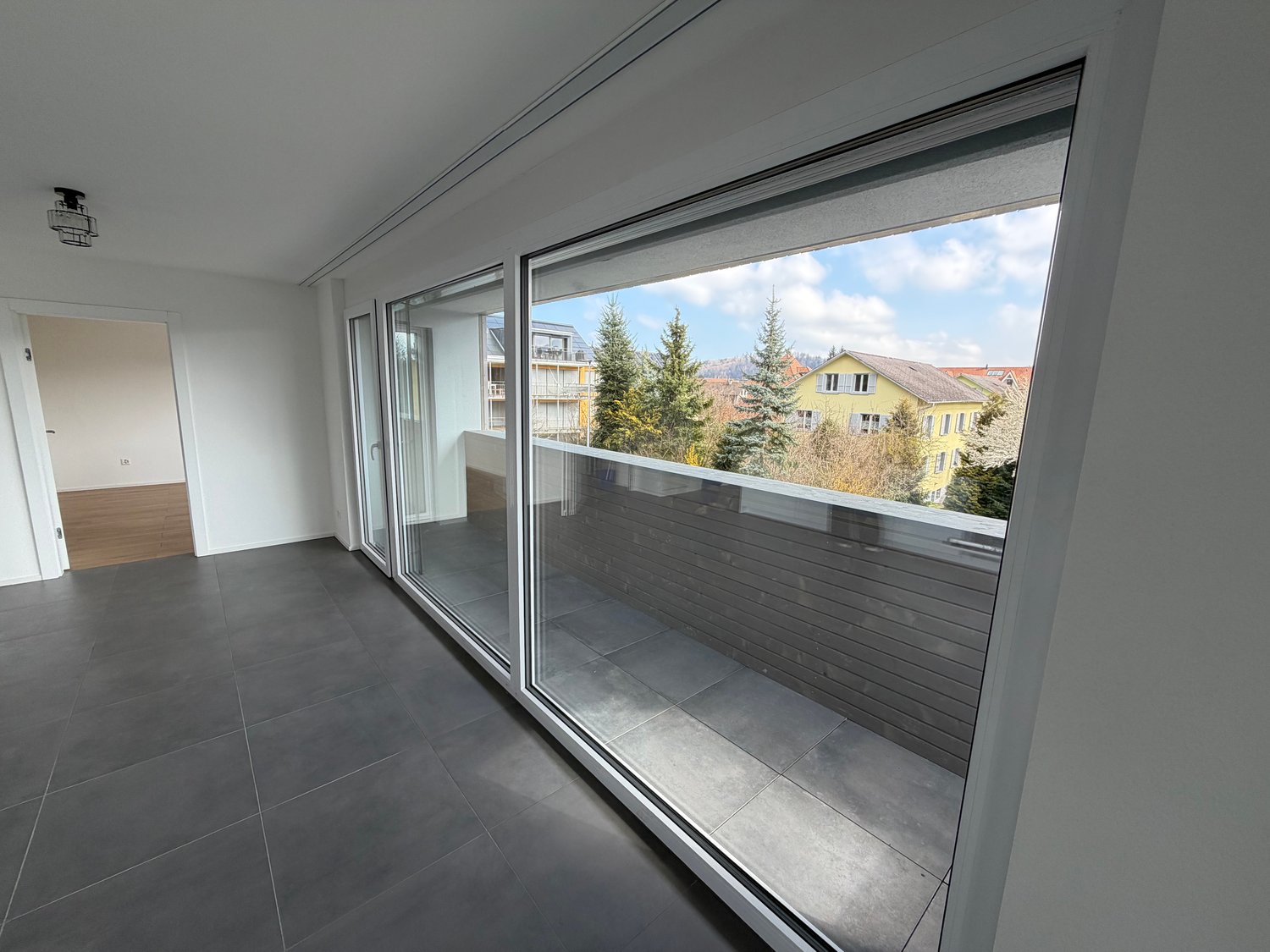 Moderne 3.5-Zimmer-Wohnung mit grosser Terrasse und Balkon - Bild 8