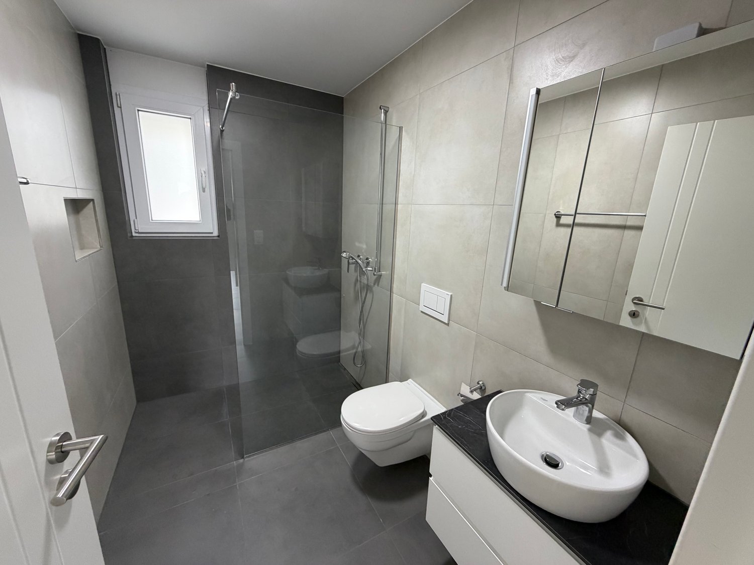 Moderne 3.5-Zimmer-Wohnung mit grosser Terrasse und Balkon - Bild 9