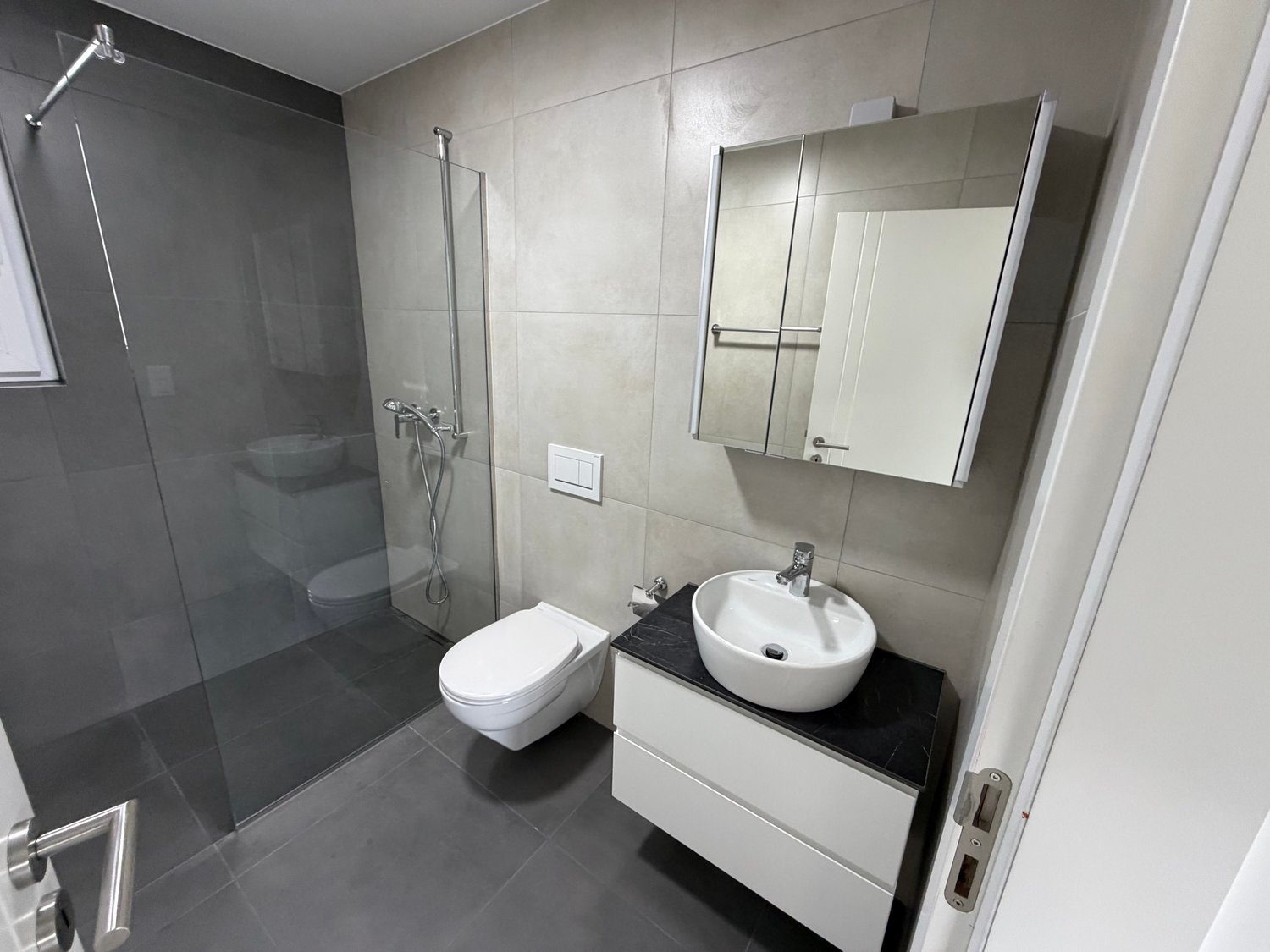 Moderne 3.5-Zimmer-Wohnung mit grosser Terrasse und Balkon - Bild 10