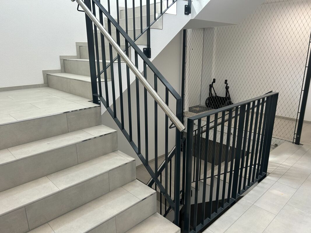 Zentrale Lage und 17.8 m² überdachte Terrasse als erweitertes Wohnzimmer - helles Treppenhaus mit Lift zum 3. OG