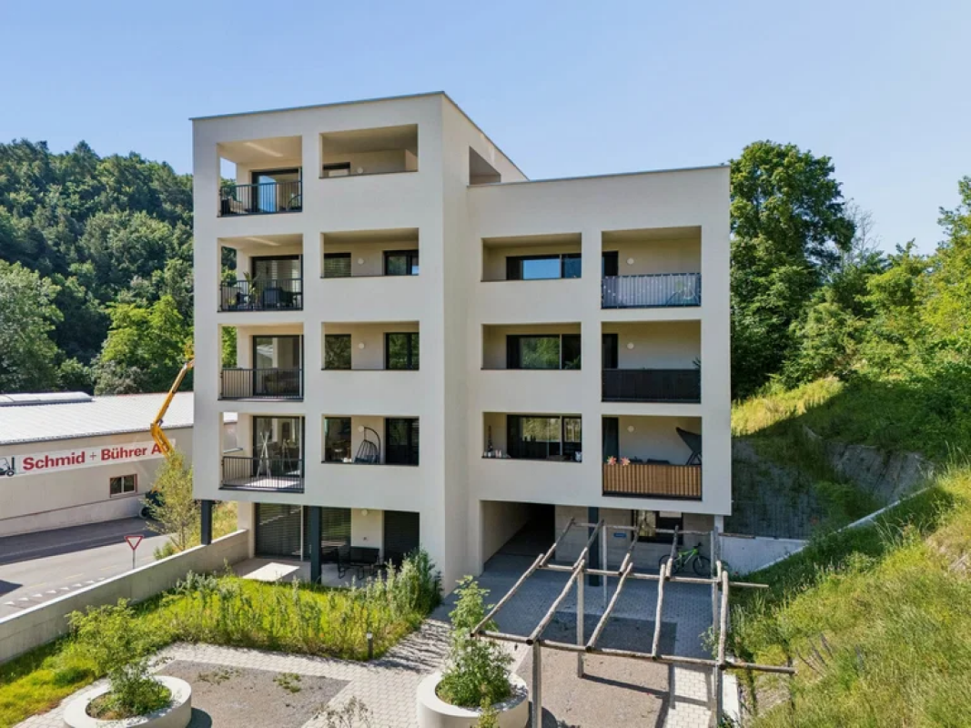 Zentrale Lage und 17.8 m² überdachte Terrasse als erweitertes Wohnzimmer - Der Neubau im Grünen in der Stadt Schaffhausen nähe dem Bahnhof