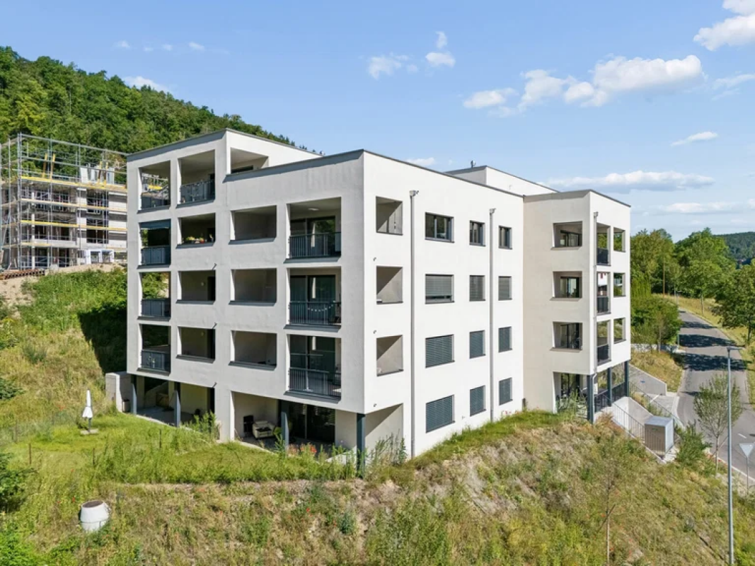 Zentrale Lage und 17.8 m² überdachte Terrasse als erweitertes Wohnzimmer - Neubau im Grünen in der Stadt Schaffhausen