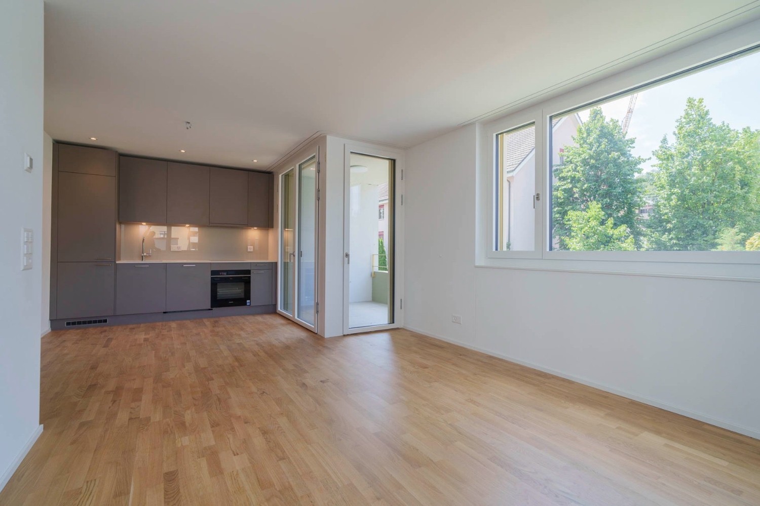 Moderne, neuwertige Wohnung mit optionaler Möbelübernahme und Parkplatz - Bild 1