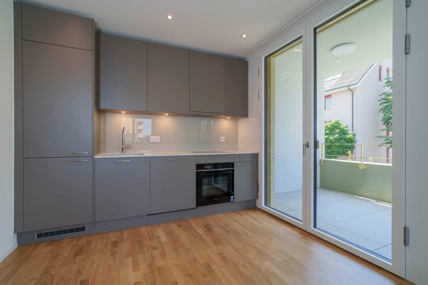 Moderne, neuwertige Wohnung mit optionaler Möbelübernahme und Parkplatz - Bild 2