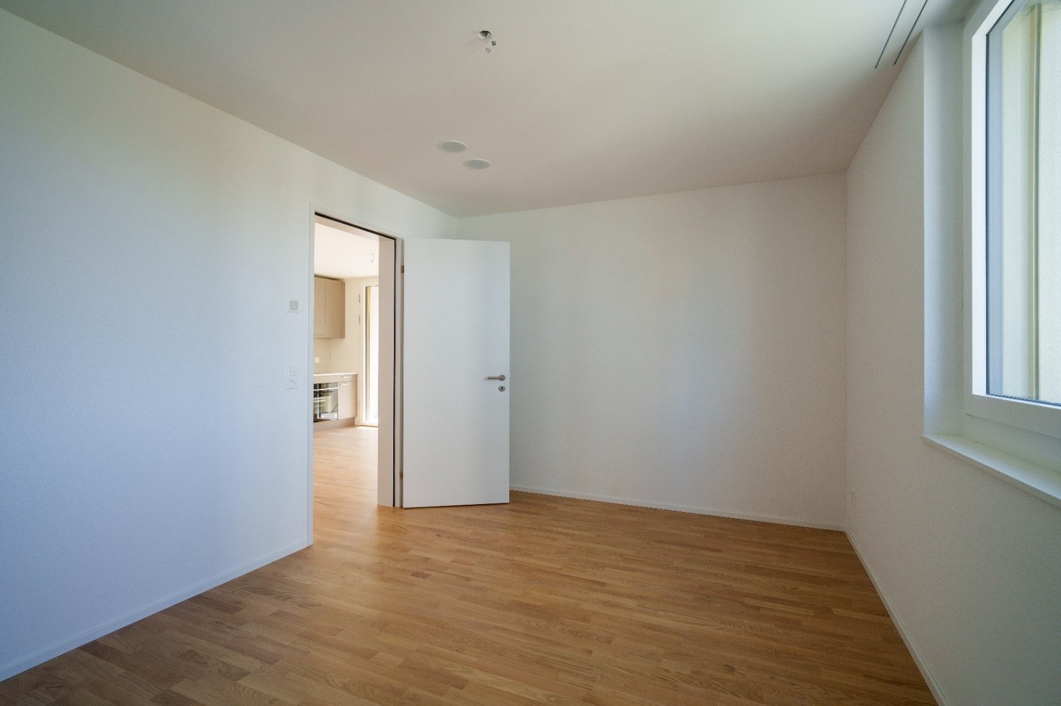 Moderne, neuwertige Wohnung mit optionaler Möbelübernahme und Parkplatz - Bild 3