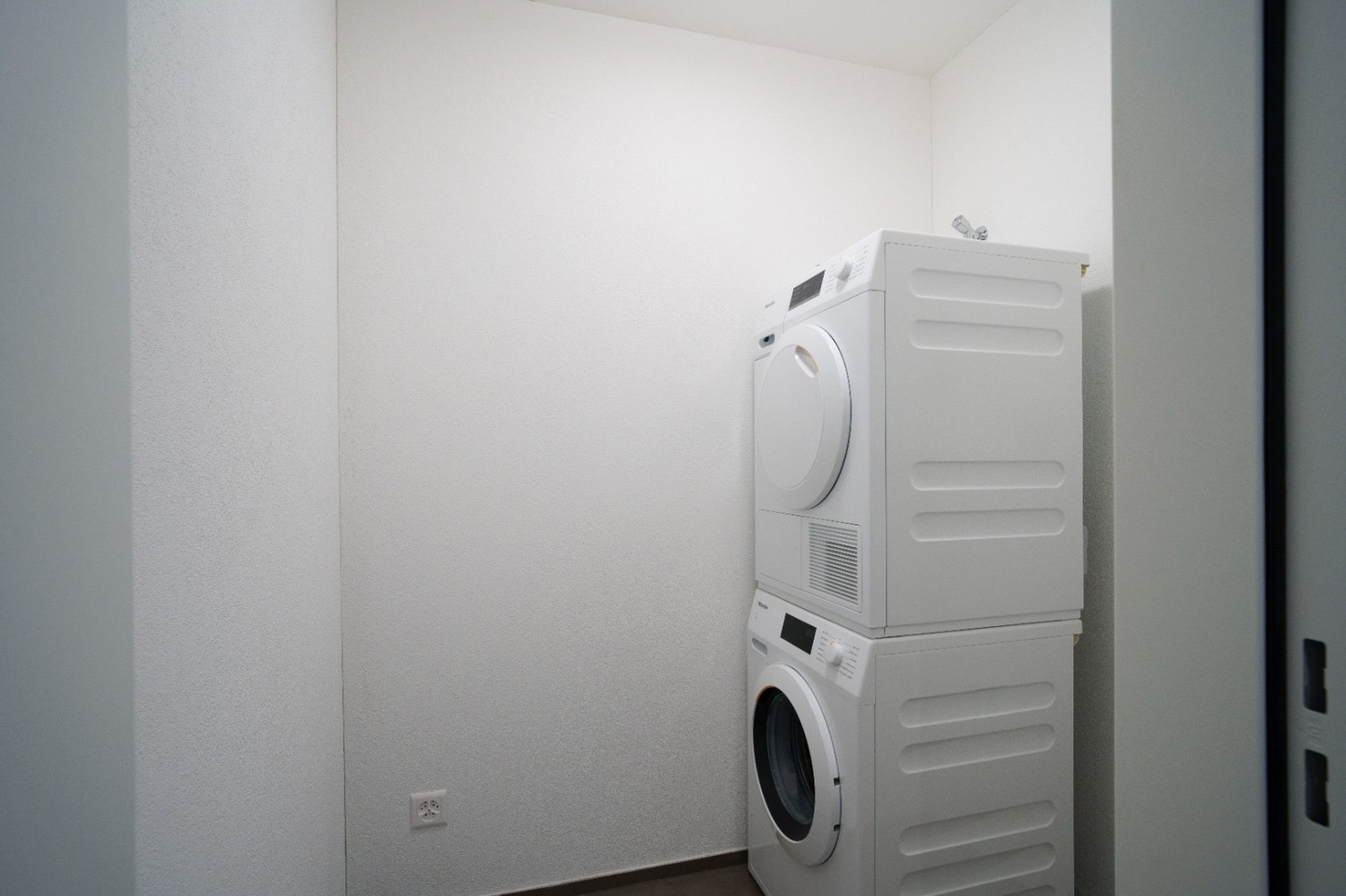 Moderne, neuwertige Wohnung mit optionaler Möbelübernahme und Parkplatz - Bild 4