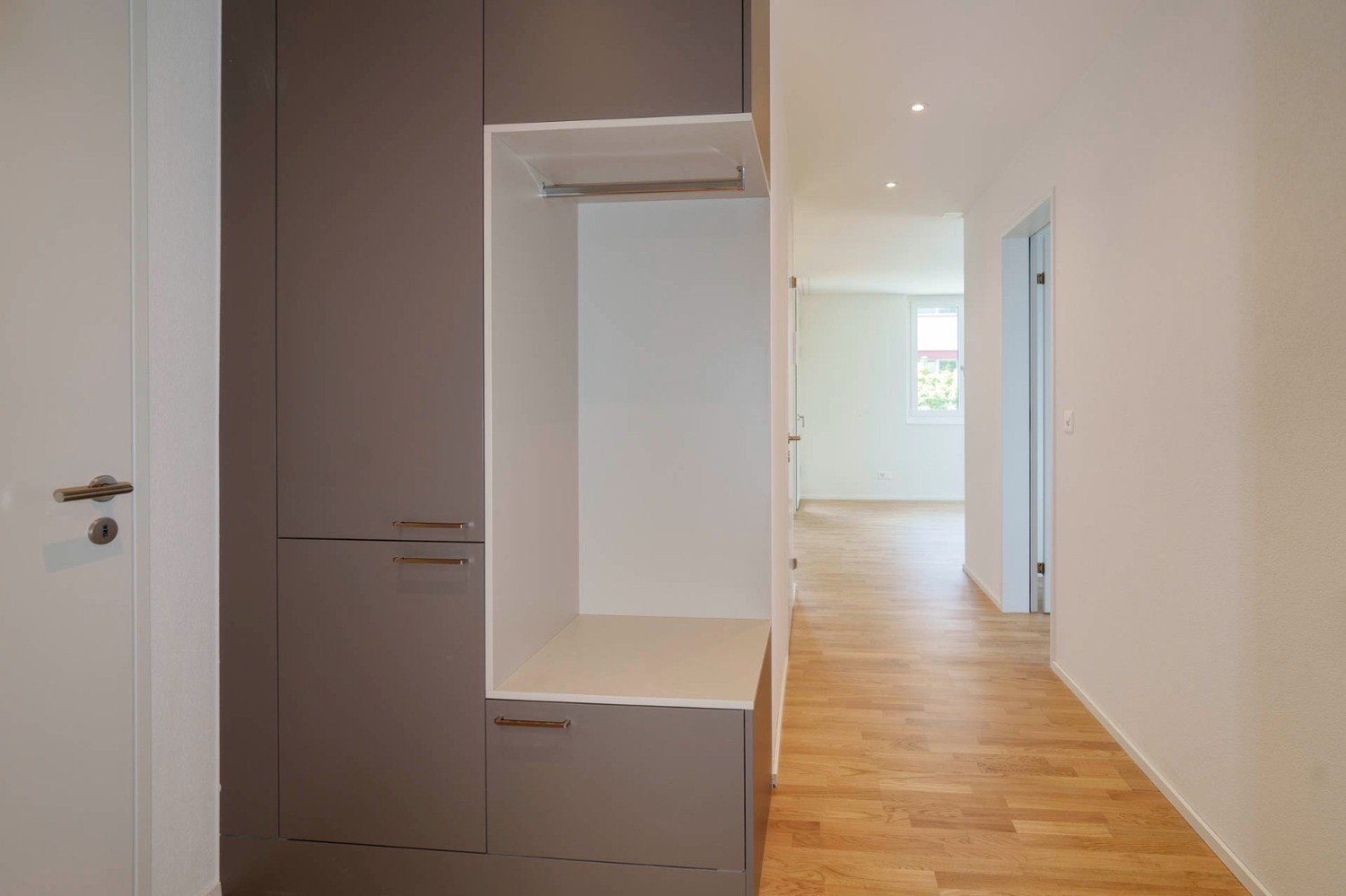 Moderne, neuwertige Wohnung mit optionaler Möbelübernahme und Parkplatz - Bild 8