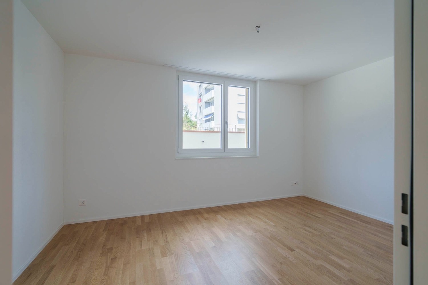 Moderne, neuwertige Wohnung mit optionaler Möbelübernahme und Parkplatz - Bild 9