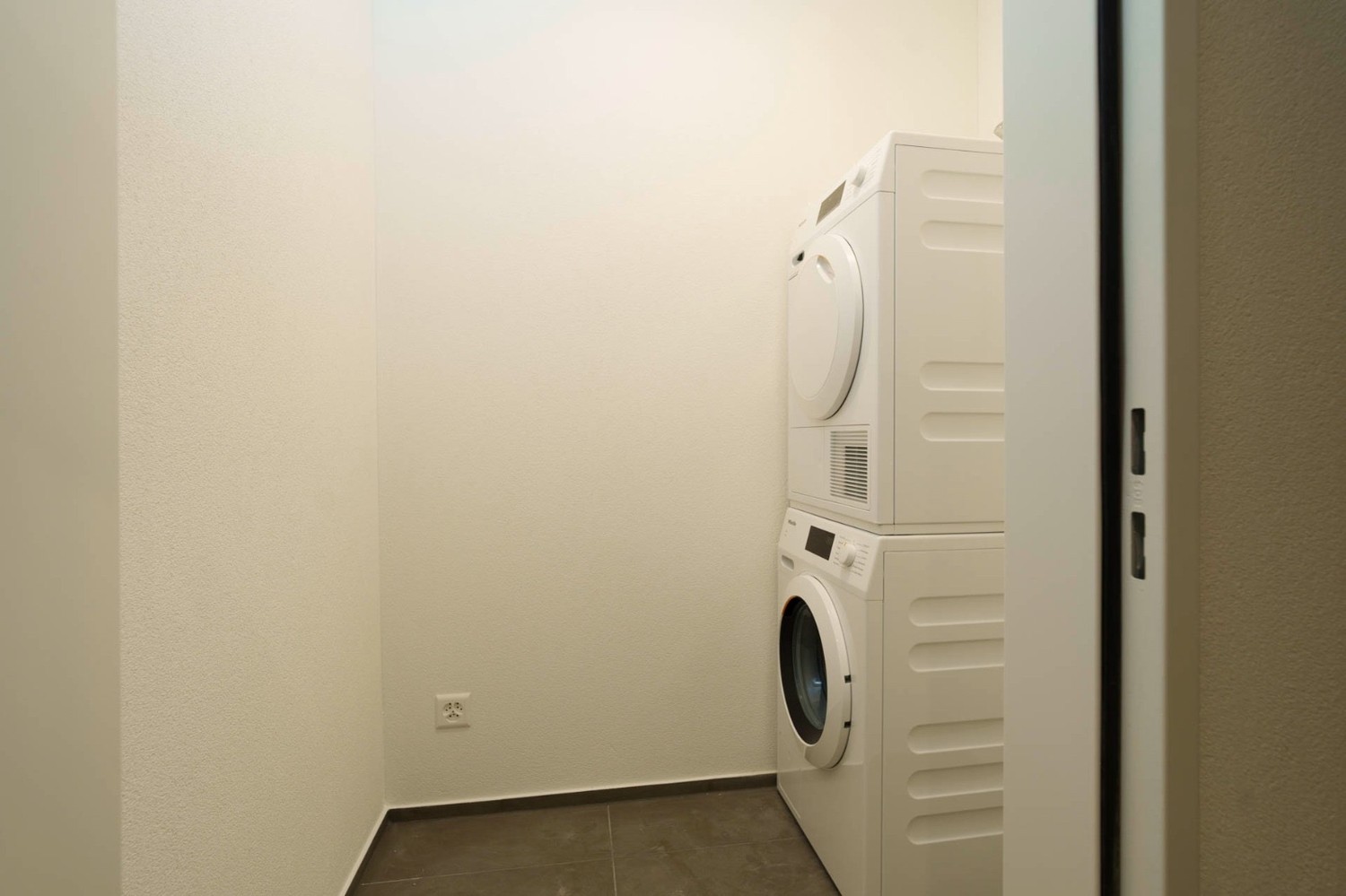 Moderne, neuwertige Wohnung mit optionaler Möbelübernahme und Parkplatz - Bild 11