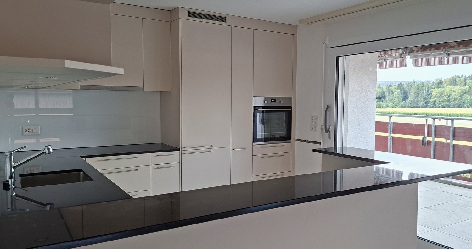Grosszügige 5.5-Zimmerwohnung mit Terrasse, Bergsicht und Schwedenofen - Küche