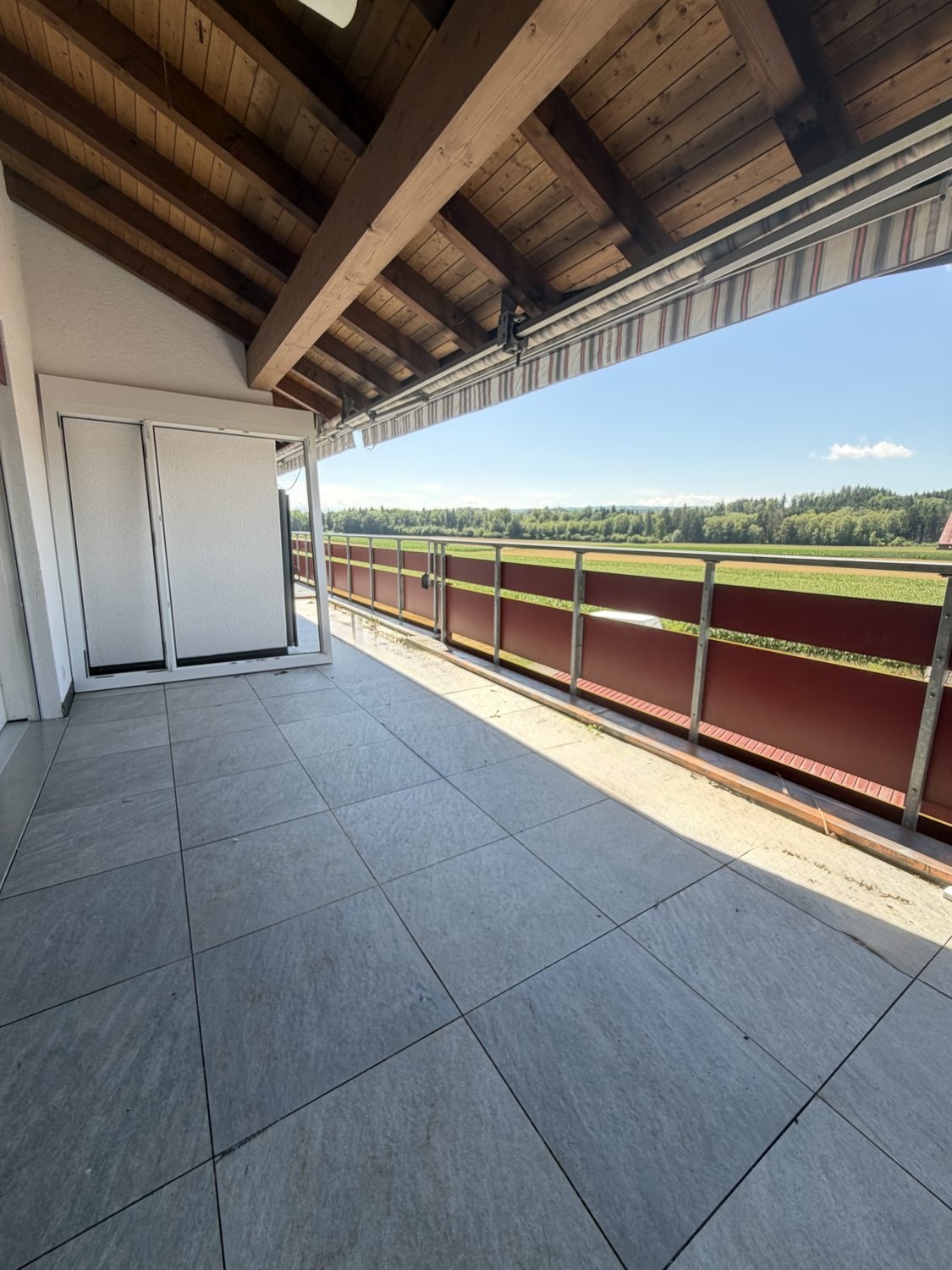 Grosszügige 5.5-Zimmerwohnung mit Terrasse, Bergsicht und Schwedenofen - Gedeckter Balkon