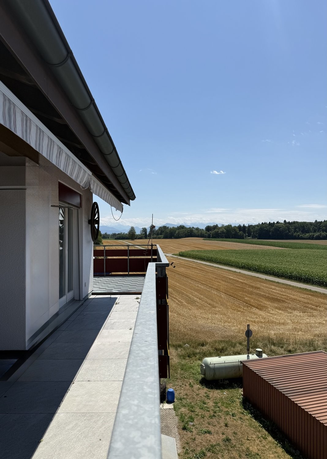 Grosszügige 5.5-Zimmerwohnung mit Terrasse, Bergsicht und Schwedenofen - Balkongang