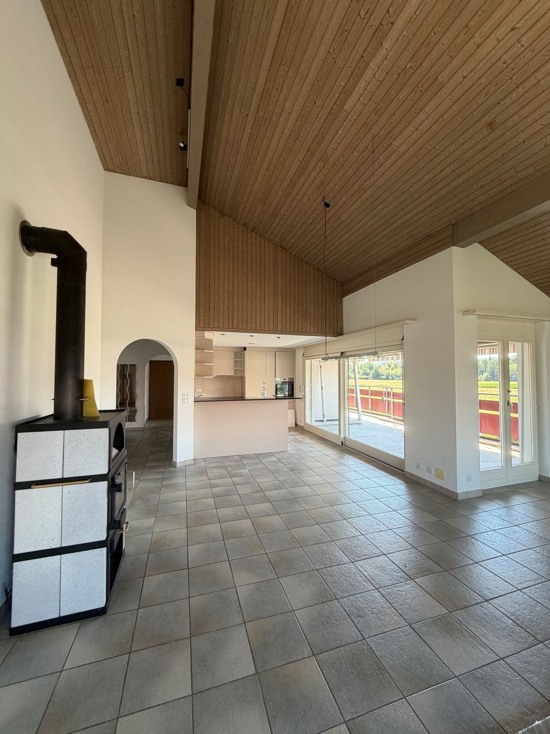 Grosszügige 5.5-Zimmerwohnung mit Terrasse, Bergsicht und Schwedenofen - Wohnbereich