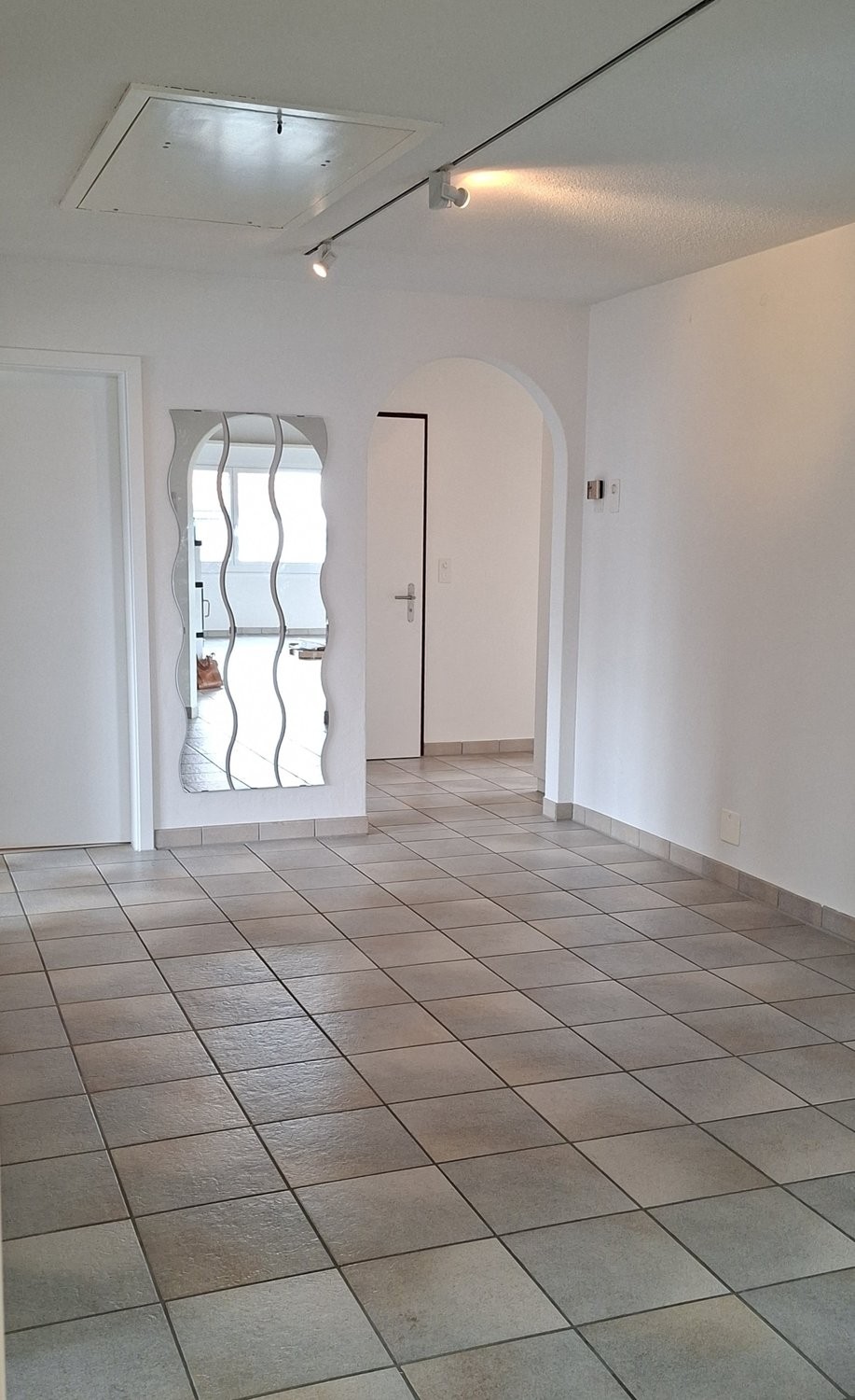 Grosszügige 5.5-Zimmerwohnung mit Terrasse, Bergsicht und Schwedenofen - Korridor
