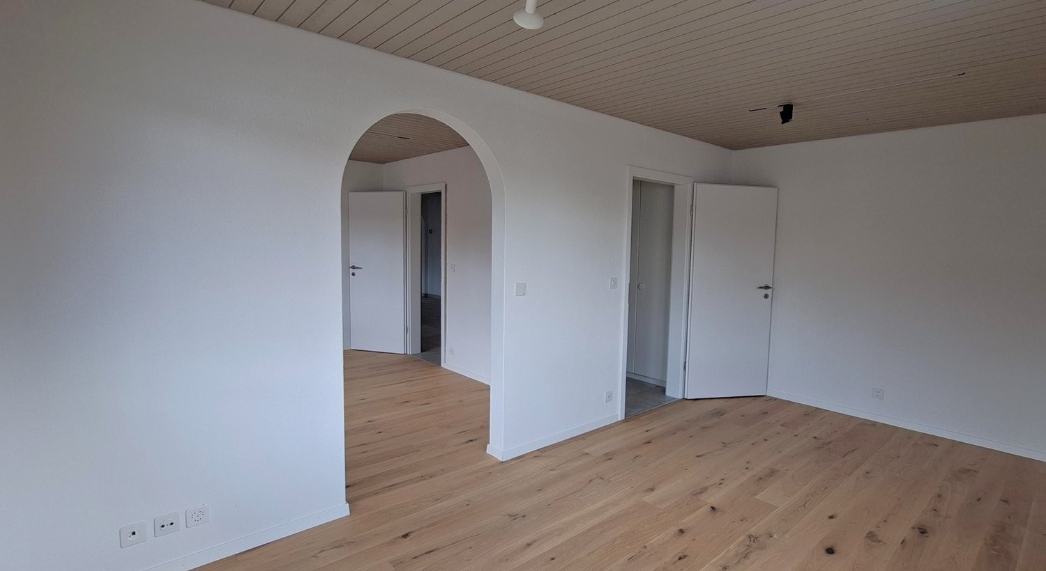 Grosszügige 5.5-Zimmerwohnung mit Terrasse, Bergsicht und Schwedenofen - Zimmer 1+2