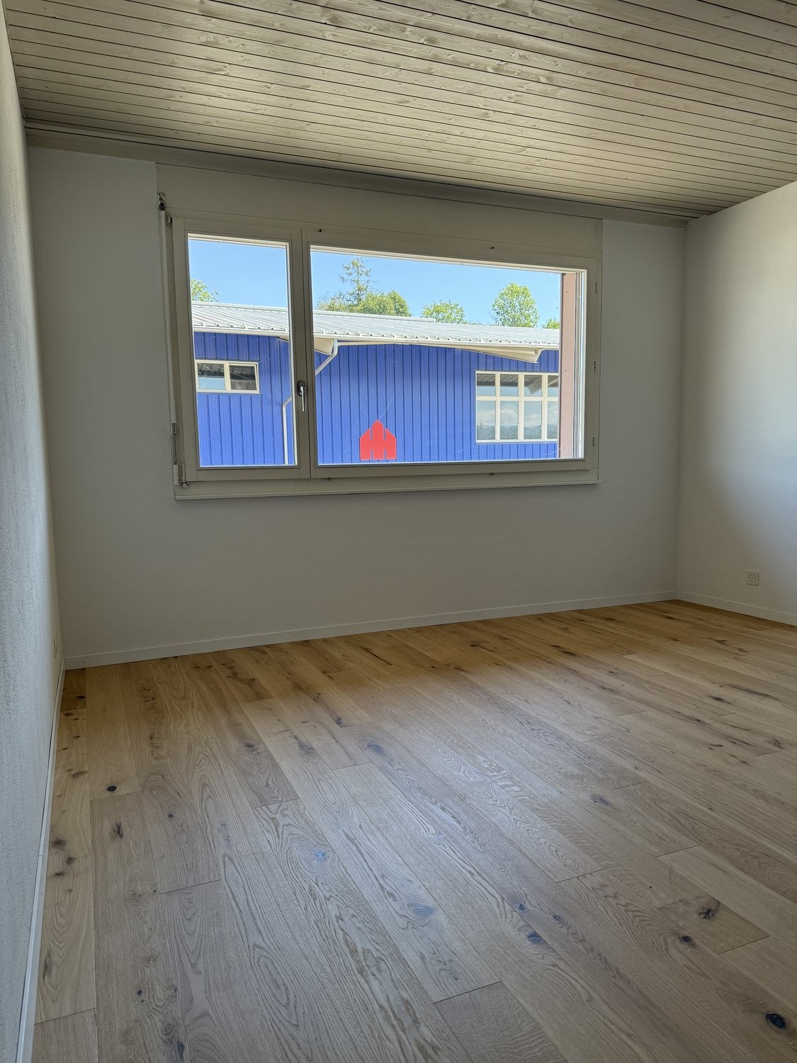 Grosszügige 5.5-Zimmerwohnung mit Terrasse, Bergsicht und Schwedenofen - Elternschlafzimmer