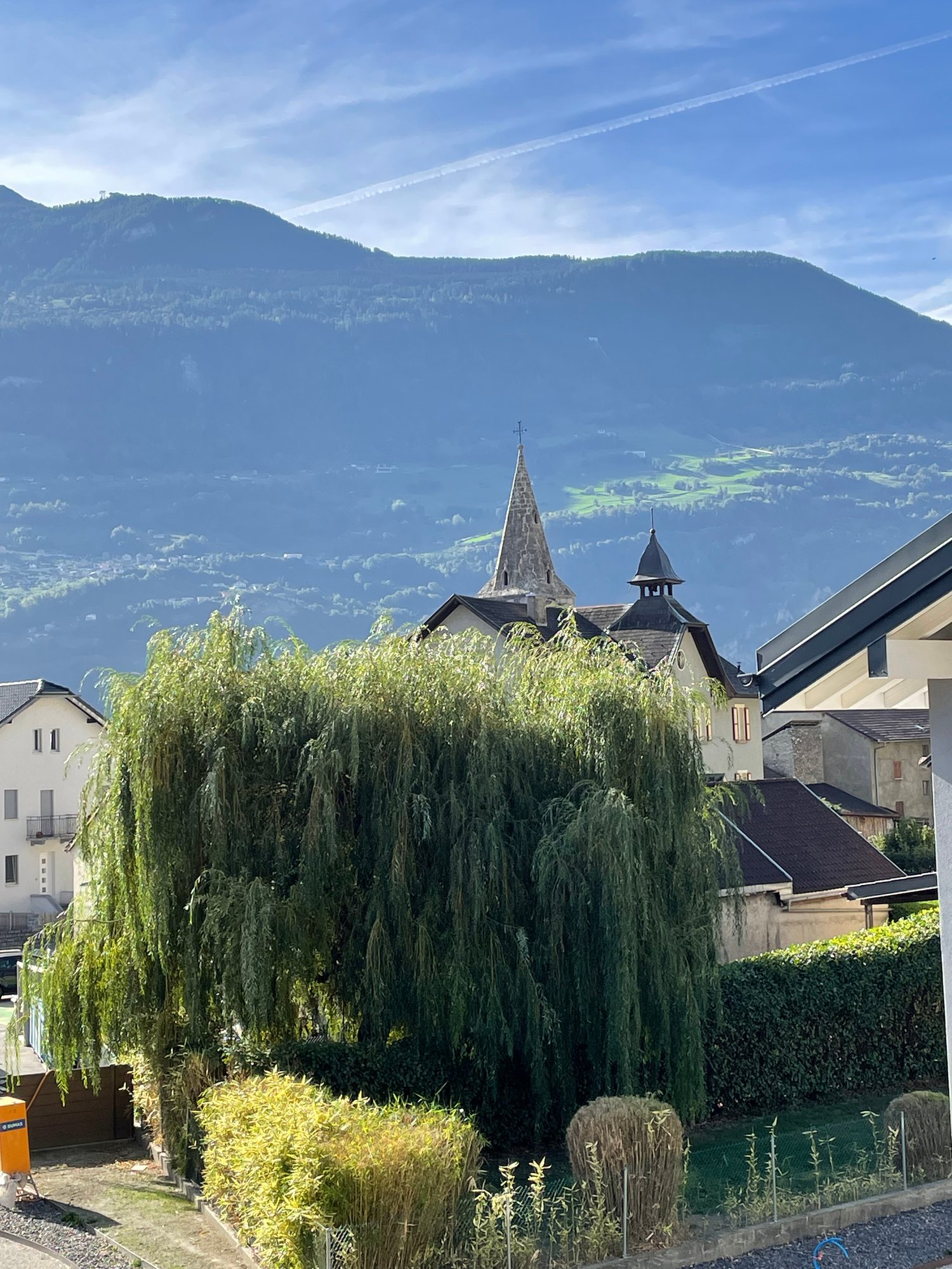SUPERBE 3.5P NEUF AVEC BALCON ET PARC INTERIEUR COMPRIS- SITUATION IDÉALE À ARDON - Bild 2