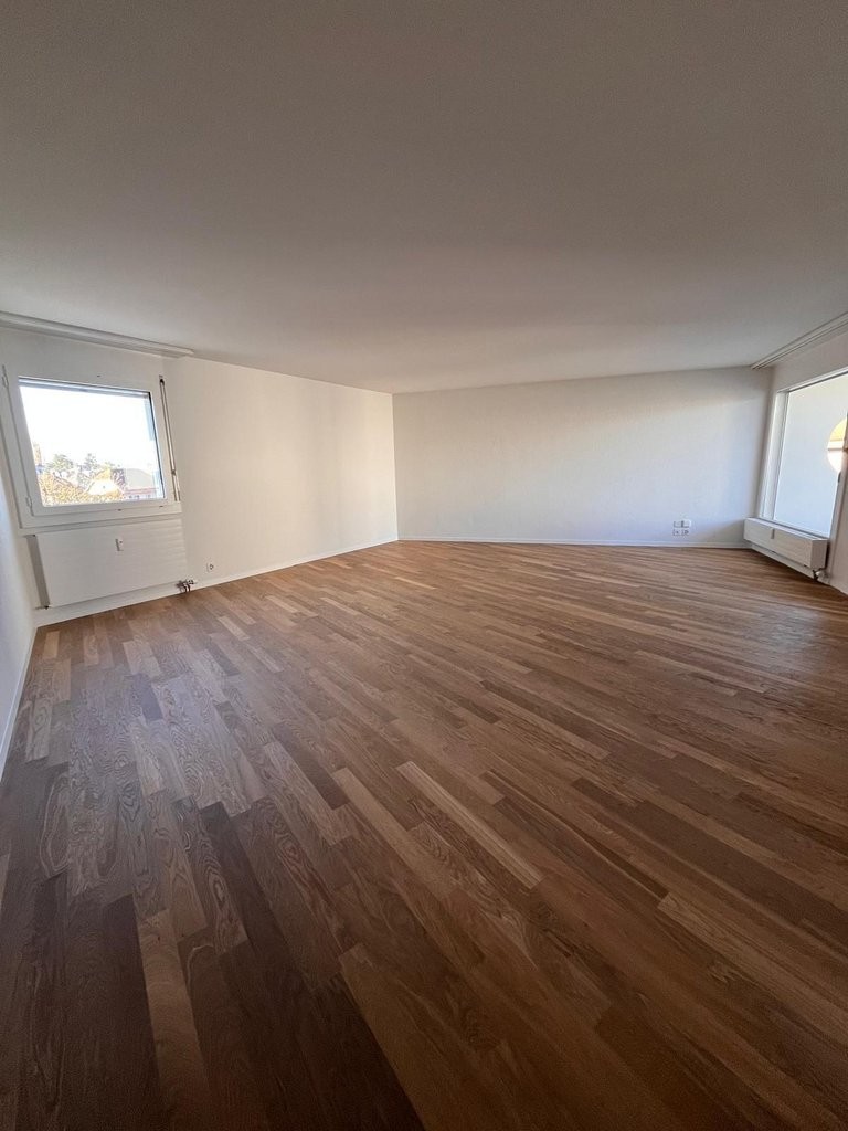 Erstvermietung im Herzen von Lyss - Wohnzimmer