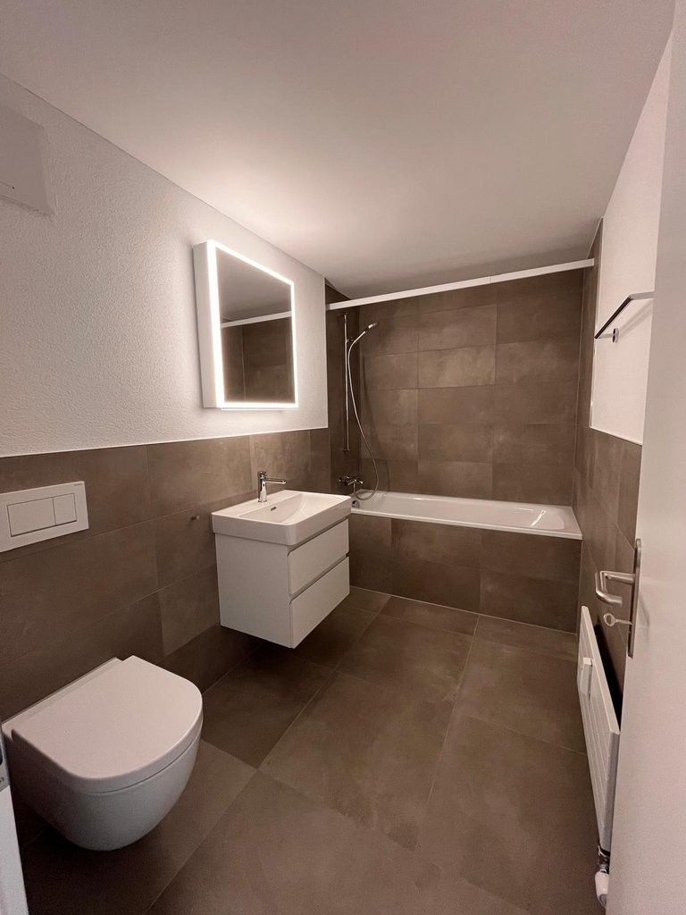 Erstvermietung im Herzen von Lyss - Badewanne