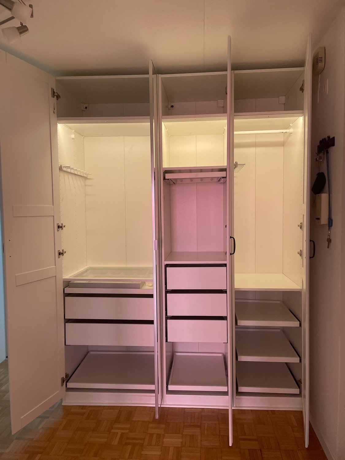 Frisch renovierte 3.5 Zimmer-Wohnung in Altendorf (SZ) - Beleuchteter Wandschrank beim Eingang