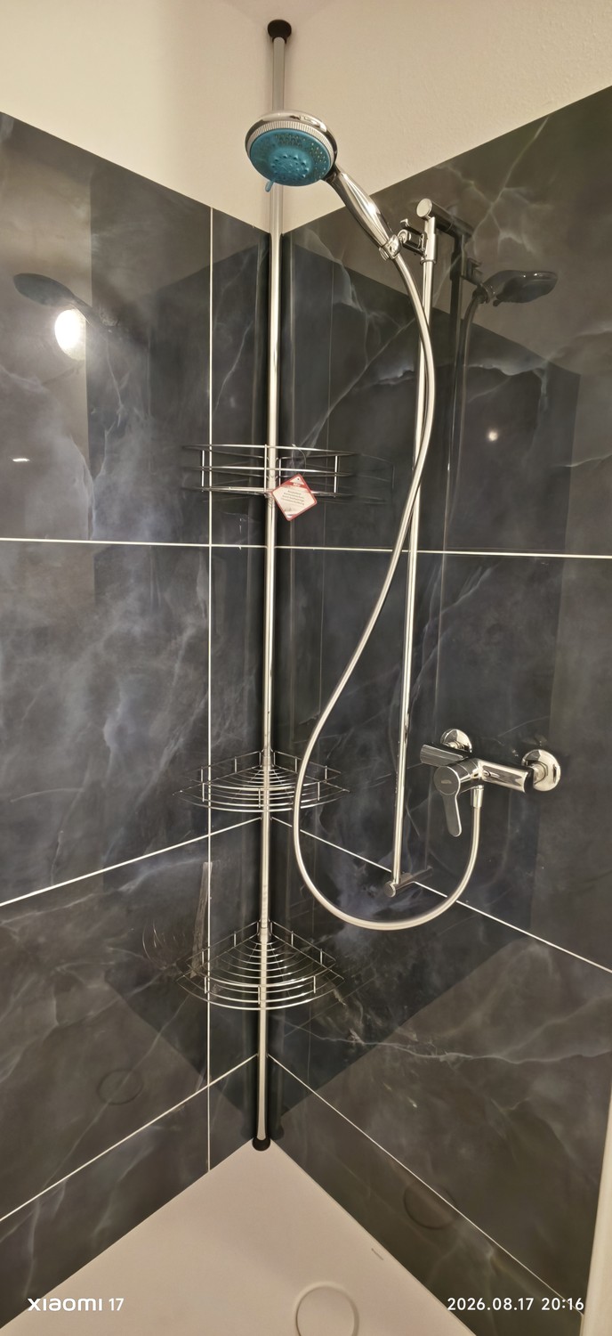 Frisch renovierte 3.5 Zimmer-Wohnung in Altendorf (SZ) - Dusche mit Geberit Cleanfloor30