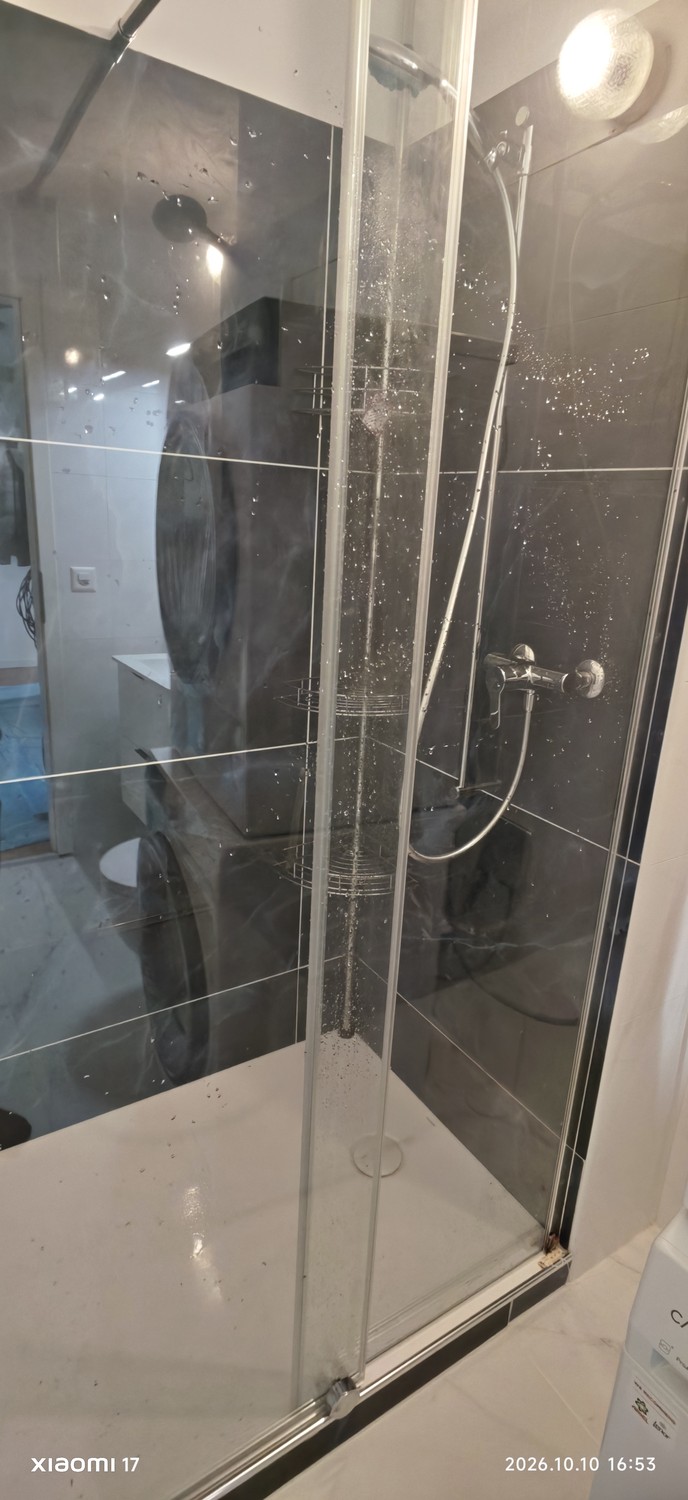 Frisch renovierte 3.5 Zimmer-Wohnung in Altendorf (SZ) - Glas Trennwand Dusche (10.10.2026 montiert)