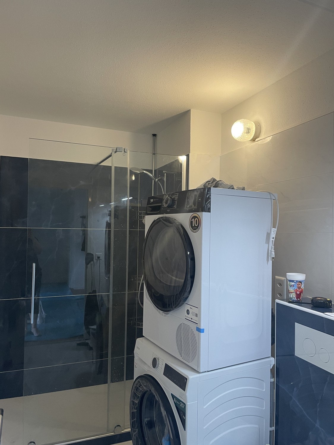 Frisch renovierte 3.5 Zimmer-Wohnung in Altendorf (SZ) - Waschaschine/Trocker (noch nicht Final positioniert wegen Anschluss)